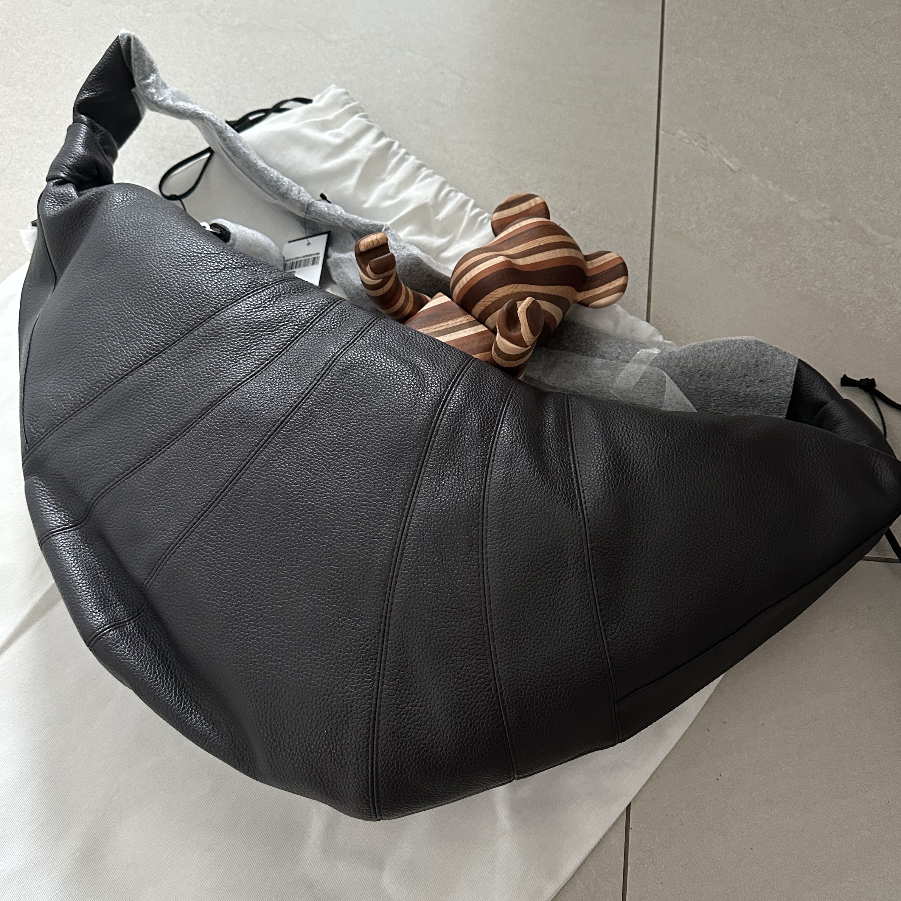 Lemaire Large Croissant Bag Soft Grained Leather Dark Chocolate 착용 스타일