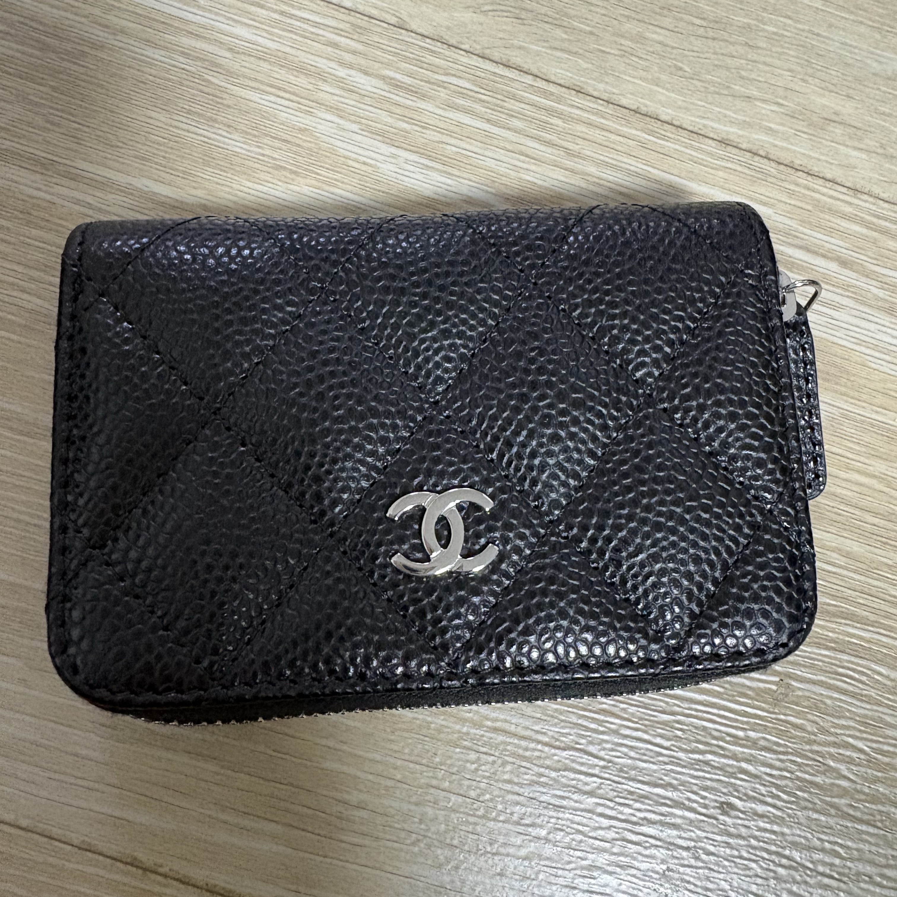 Chanel Classic Zipped Coin Purse Grained Calfskin & Silver Black 착용 스타일 - 1
