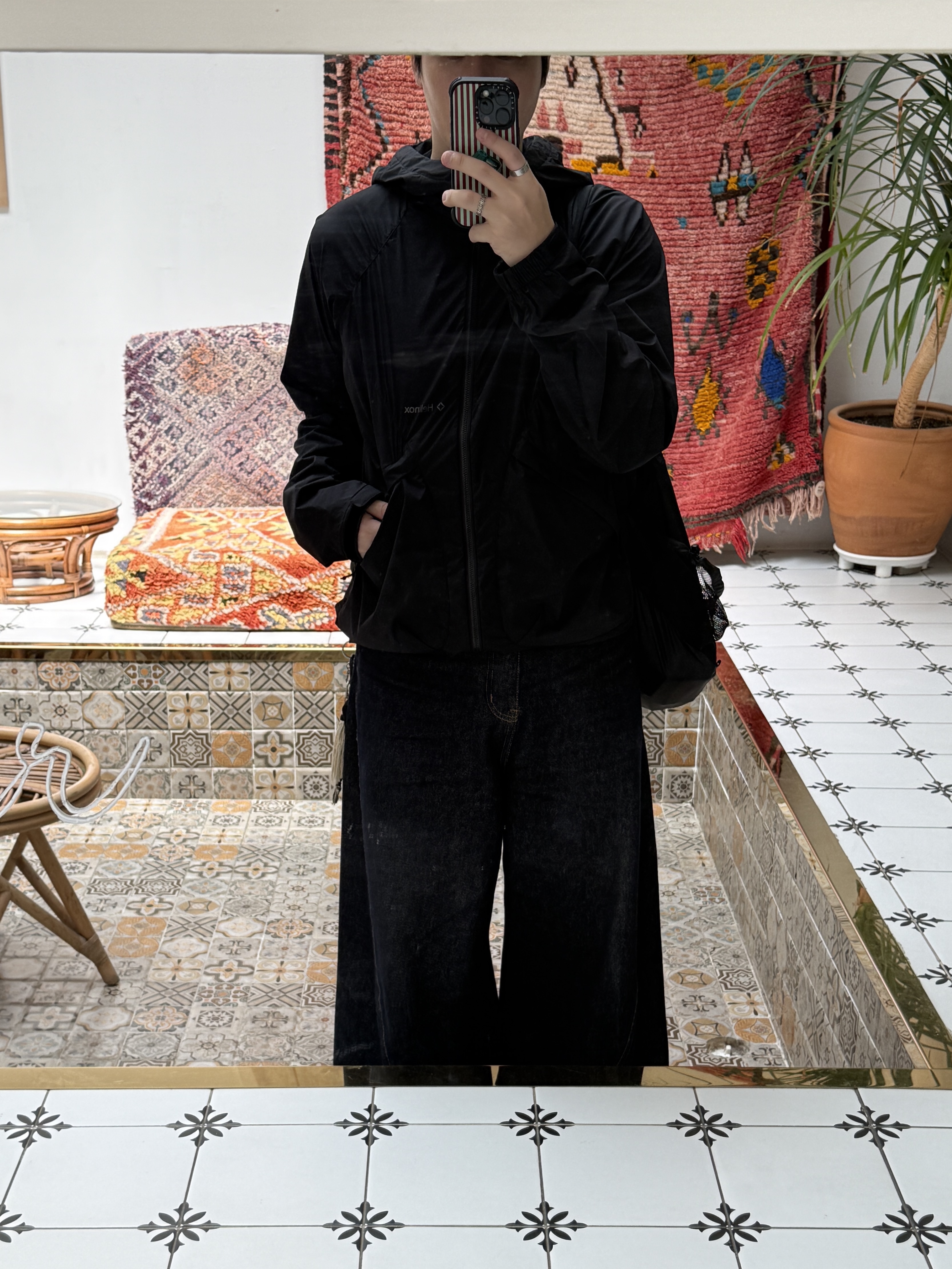 On Running Cloudmonster Void Black, Helinox Wear Eclipse Lightpack 15 Black 착용 스타일 - 3