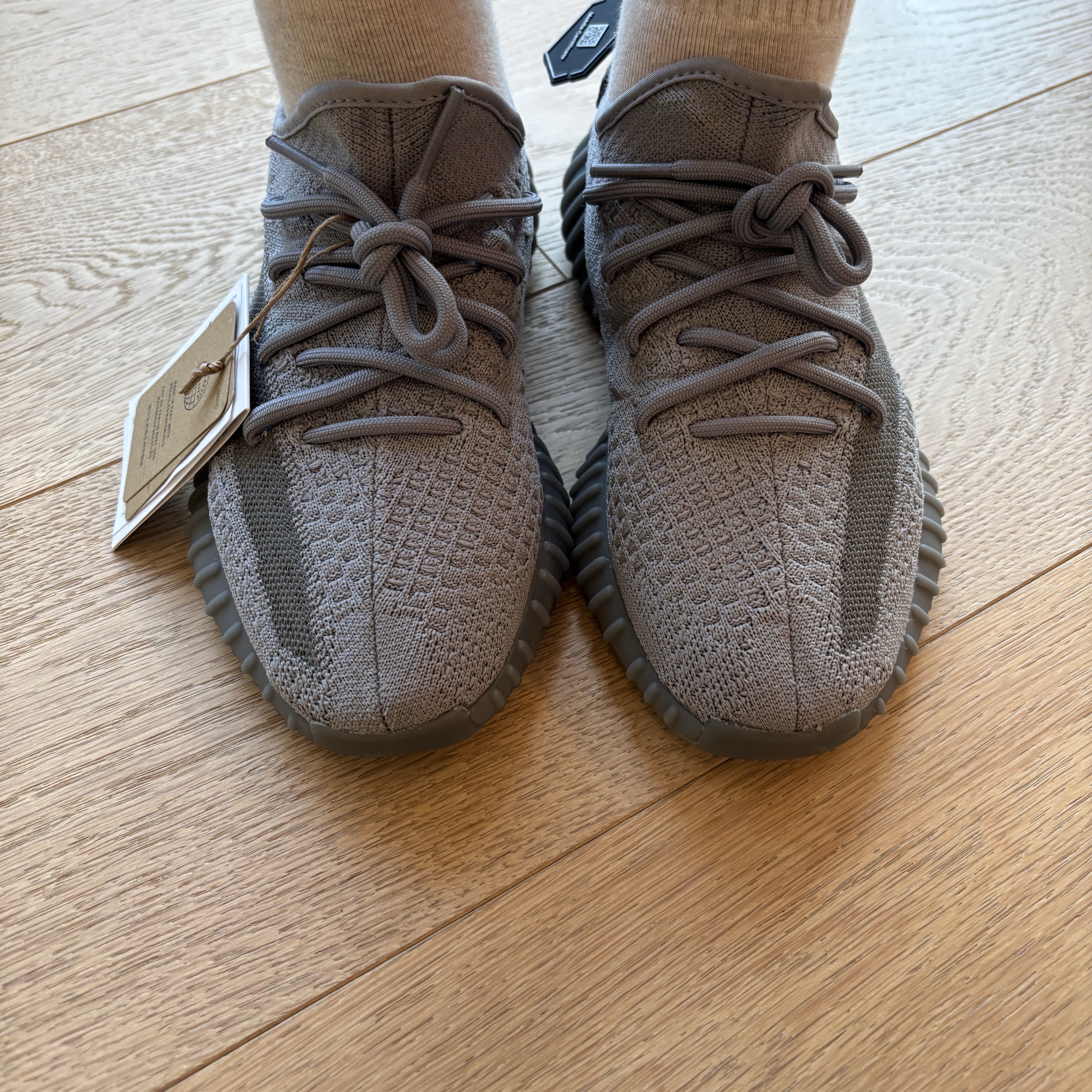 Adidas Yeezy Boost 350 V2 Steel Grey 착용 스타일