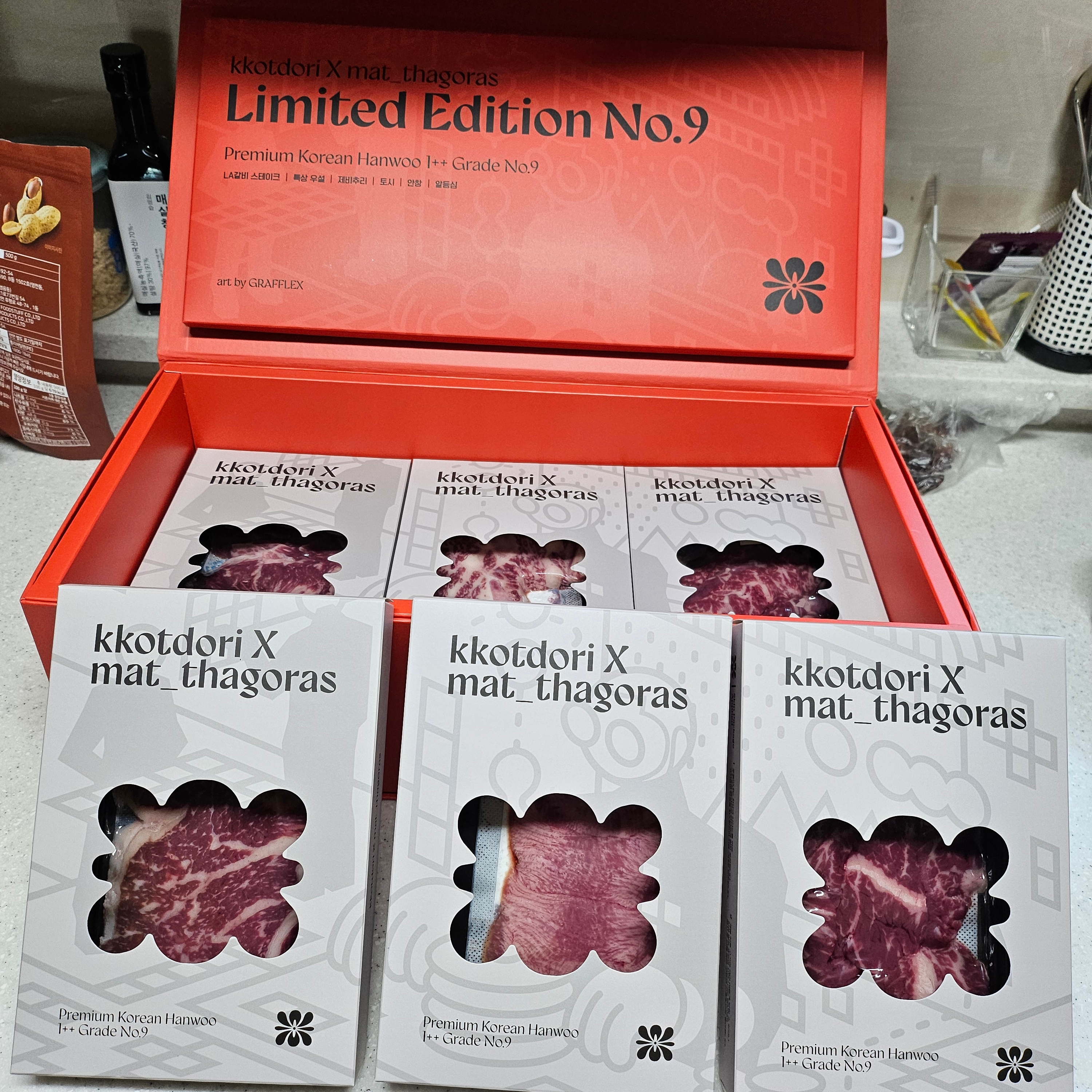 [KREAM 단독] Kkotdori x Mat_tagoras 1++ No.9 Hanwoo Limited Gift Set 착용 스타일 - 1