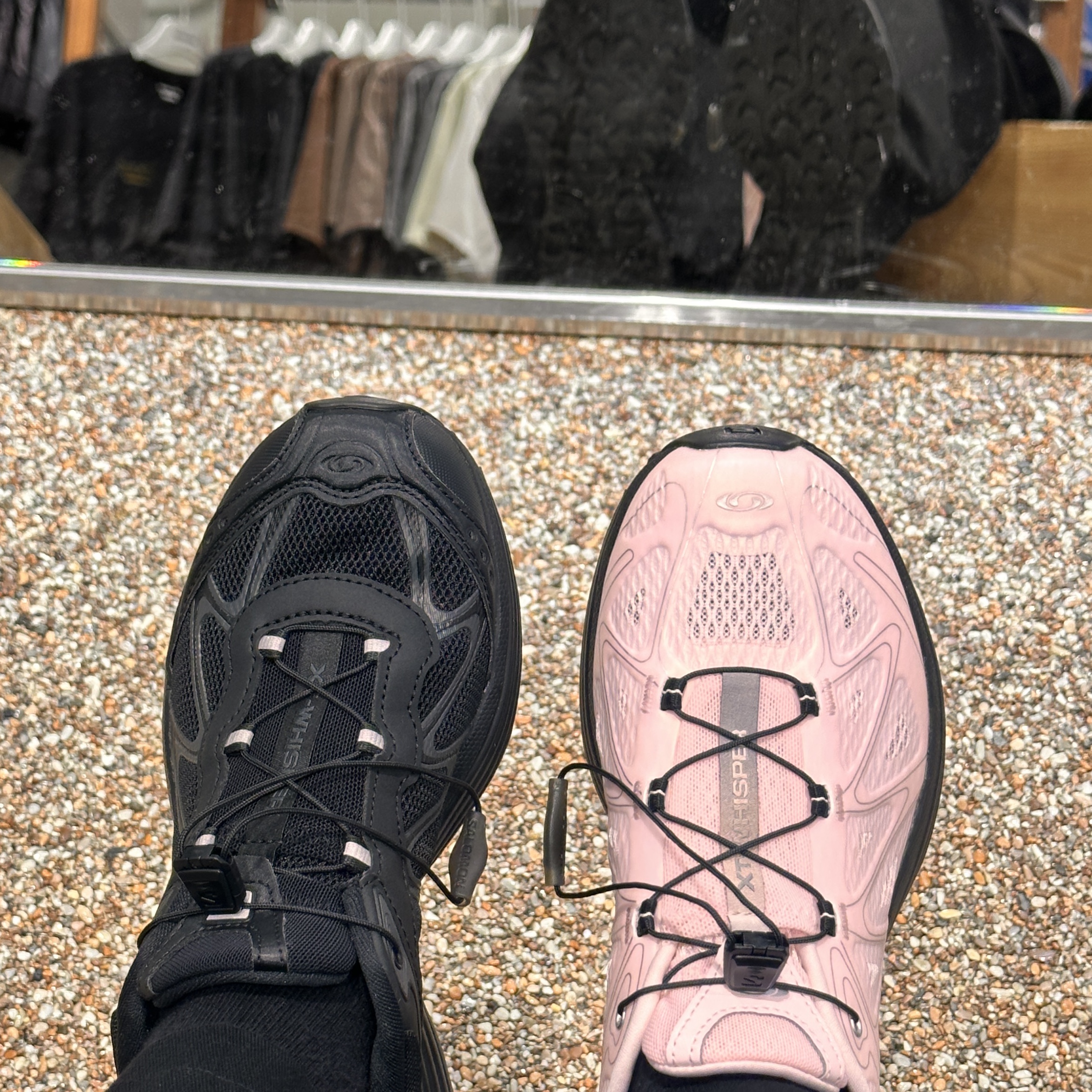 Salomon XT-Whisper Black Asphalt, Salomon XT-Whisper Void Icy Pink Black 착용 스타일 - 1