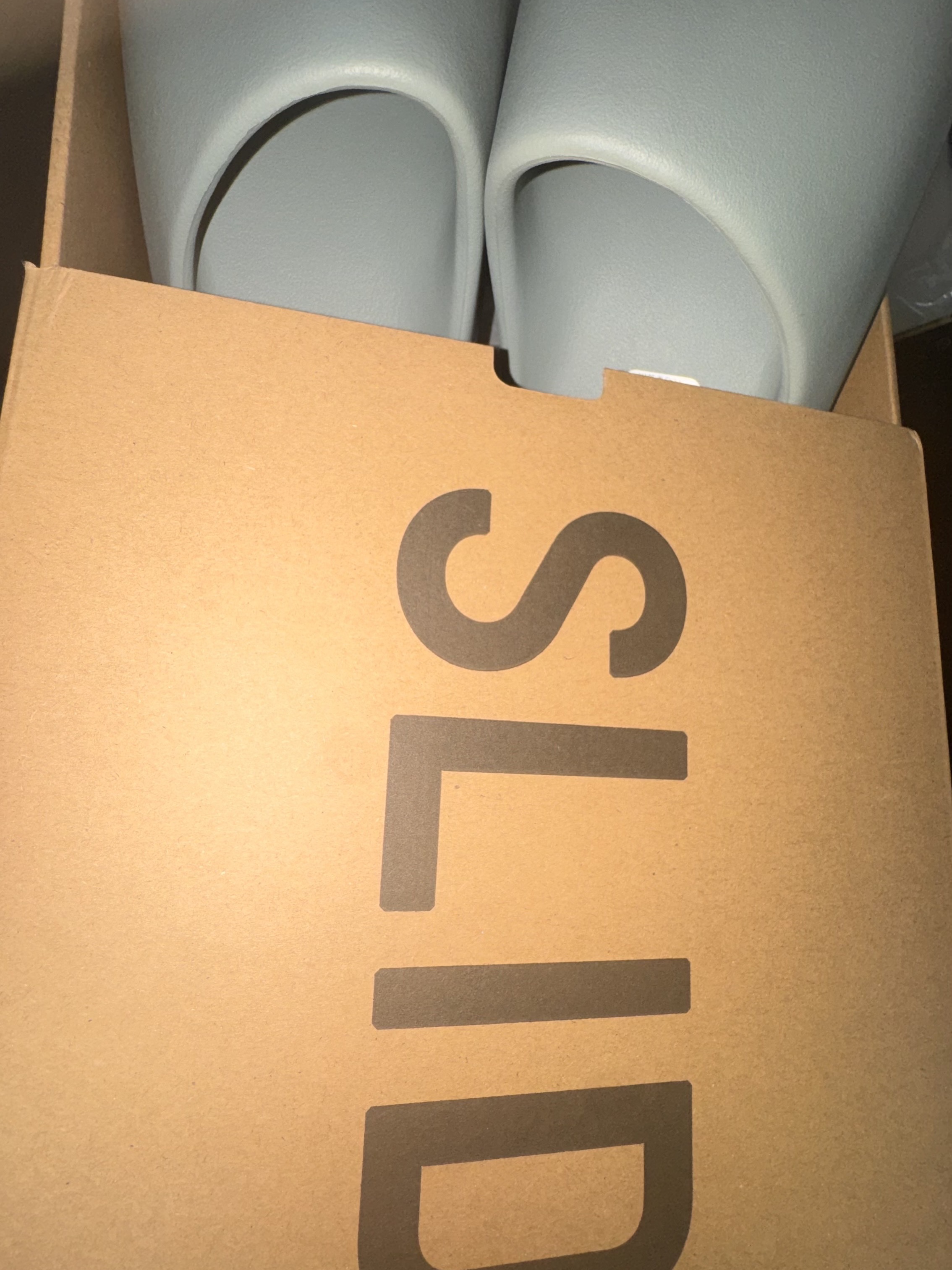 Adidas Yeezy Slide Salt 착용 스타일