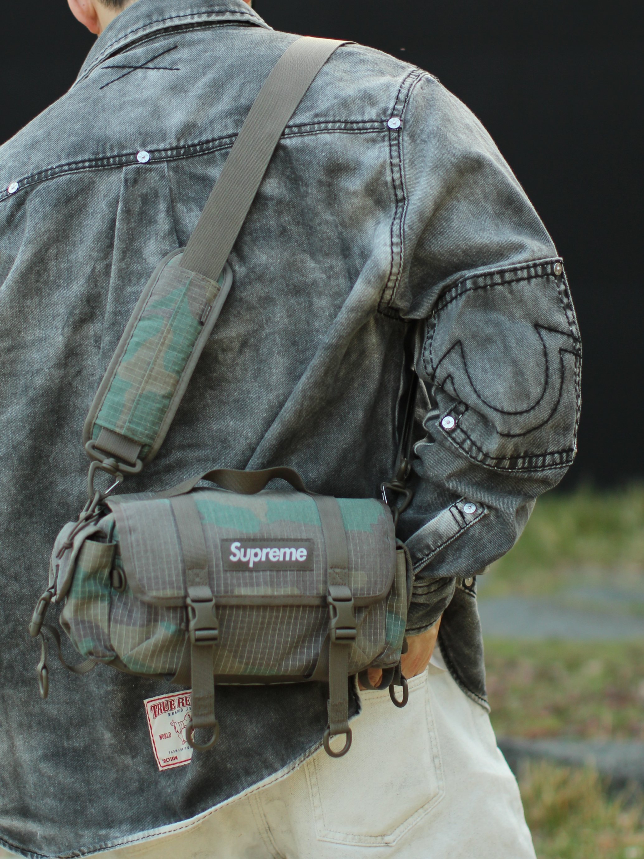 True Religion Big T Denim Work Shirts Washed Grey, Nike x Ambush Air Force 1 Low SP Phantom 착용 스타일 - 4