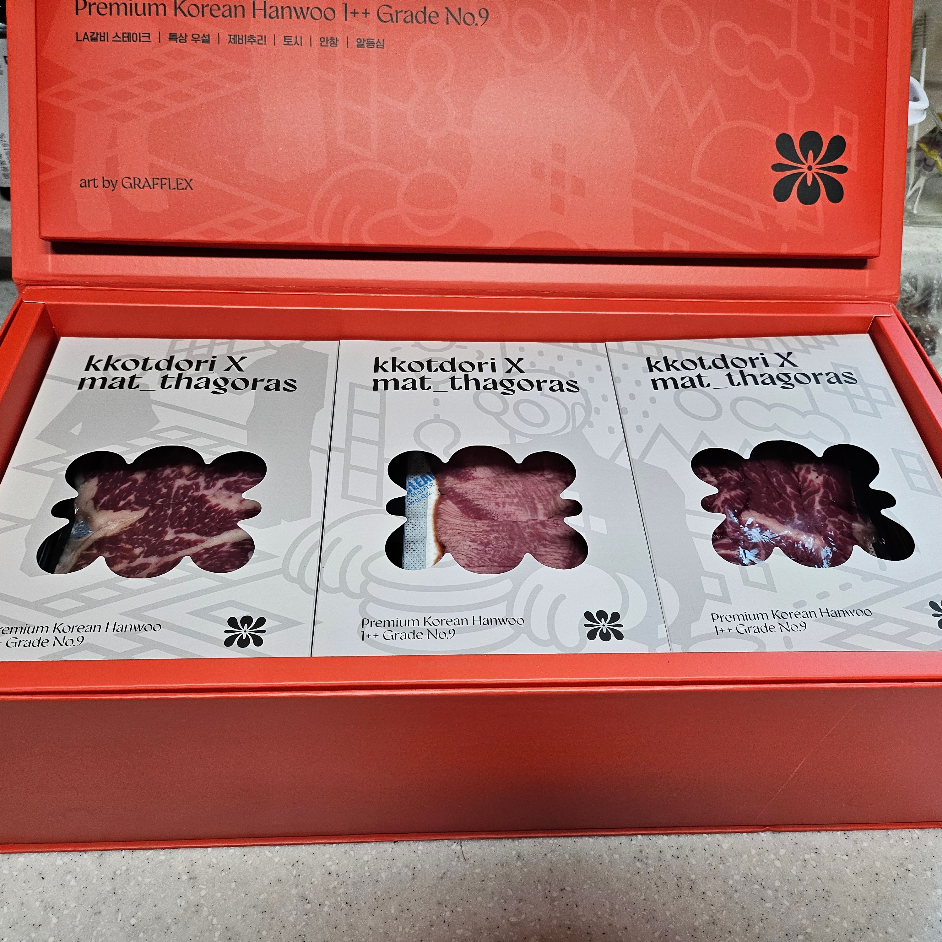 [KREAM 단독] Kkotdori x Mat_tagoras 1++ No.9 Hanwoo Limited Gift Set 착용 스타일 - 2