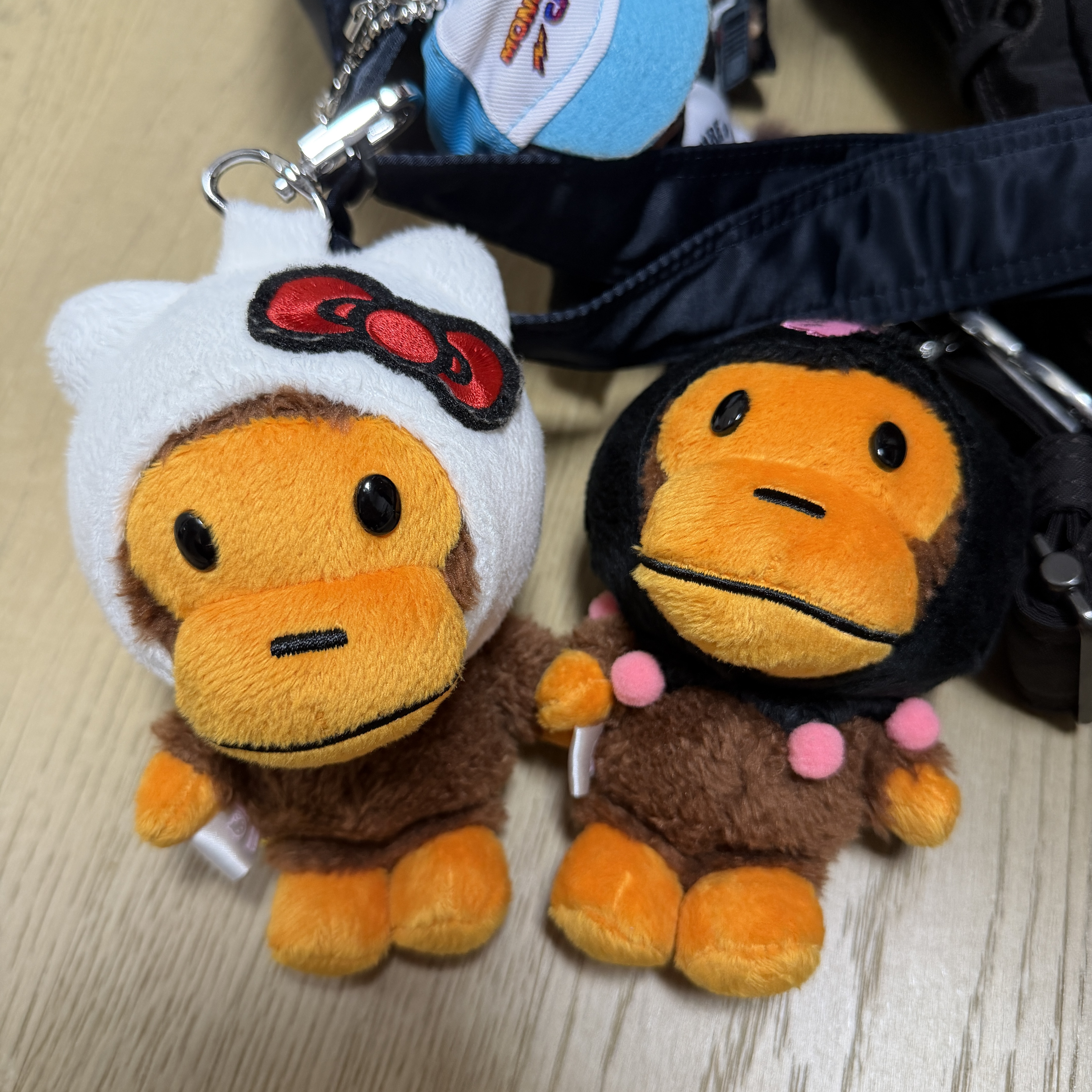 BAPE x Sanrio Characters Plush Doll Keychain Black, BAPE x Sanrio Characters Plush Doll Keychain White 착용 스타일