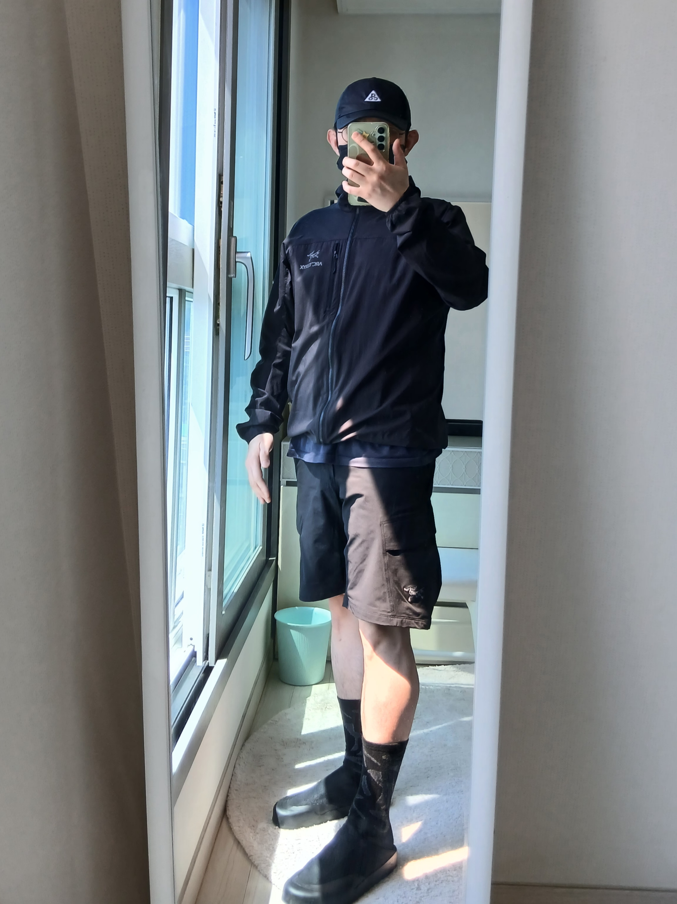Arc'teryx Kragg Black, Nike ACG Trail Cap Black 착용 스타일 - 1