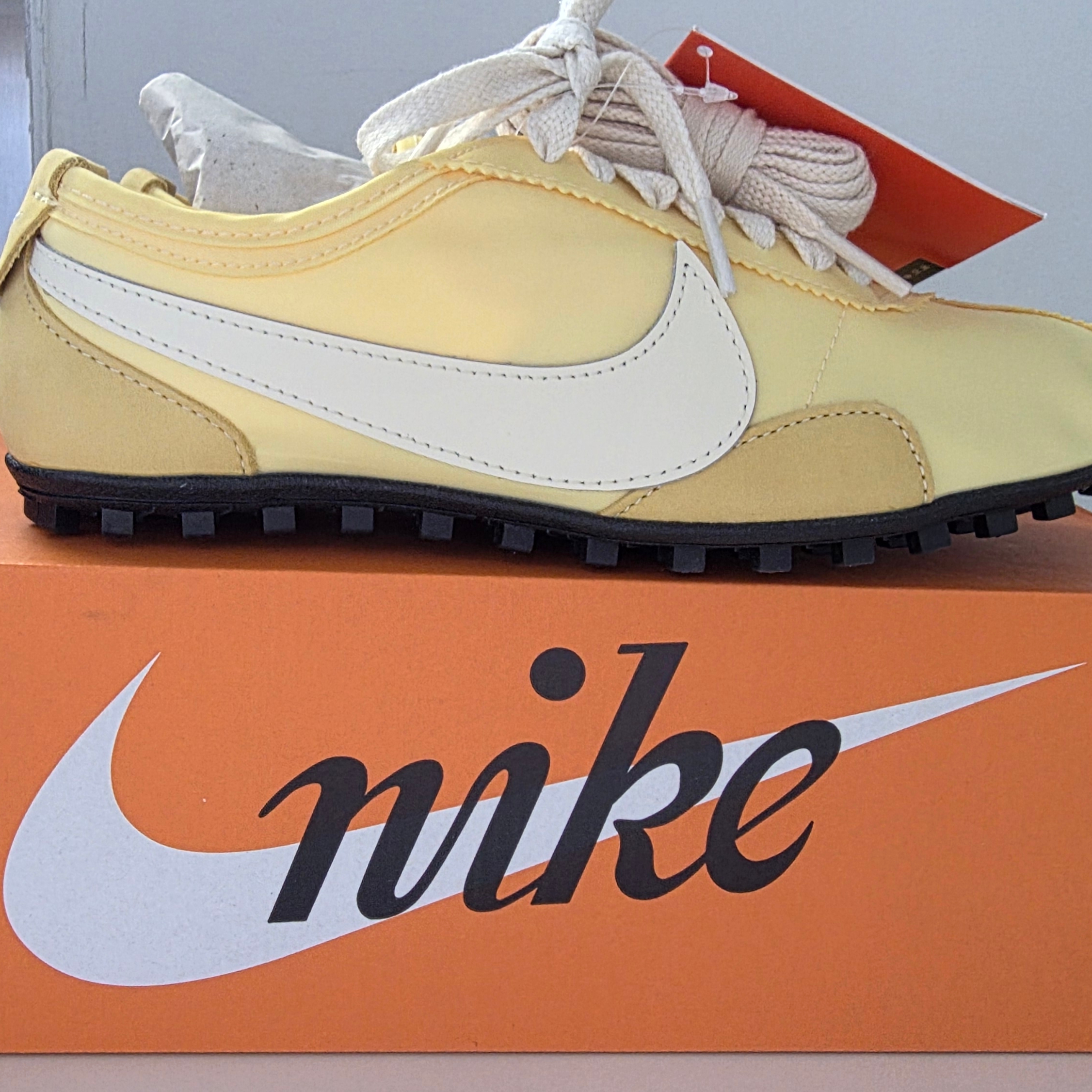 (W) Nike Moon Shoe OG Soft Yellow Black 착용 스타일 - 2