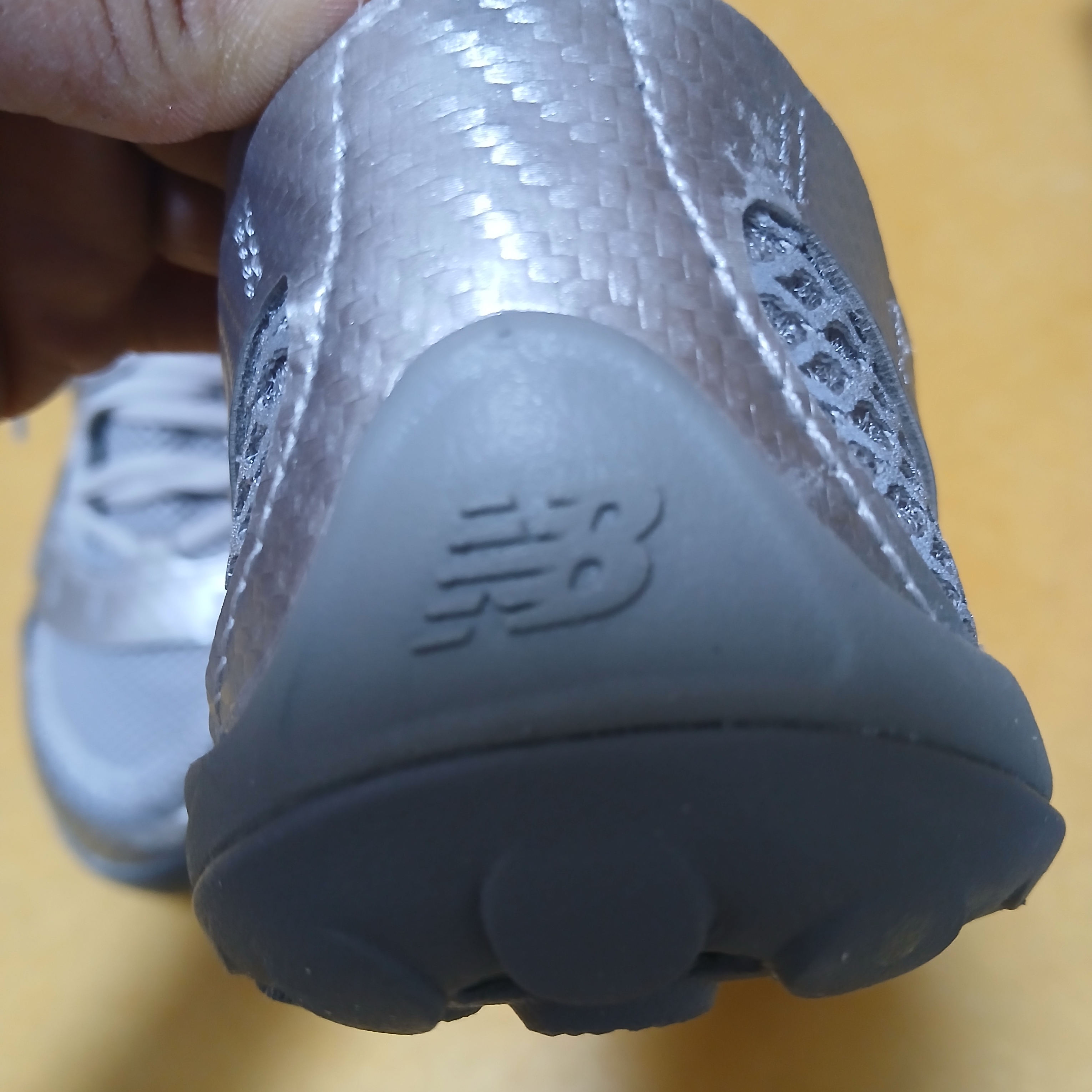 New Balance Minimus MT10O Slate Grey Silver Metallic 착용 스타일 - 3