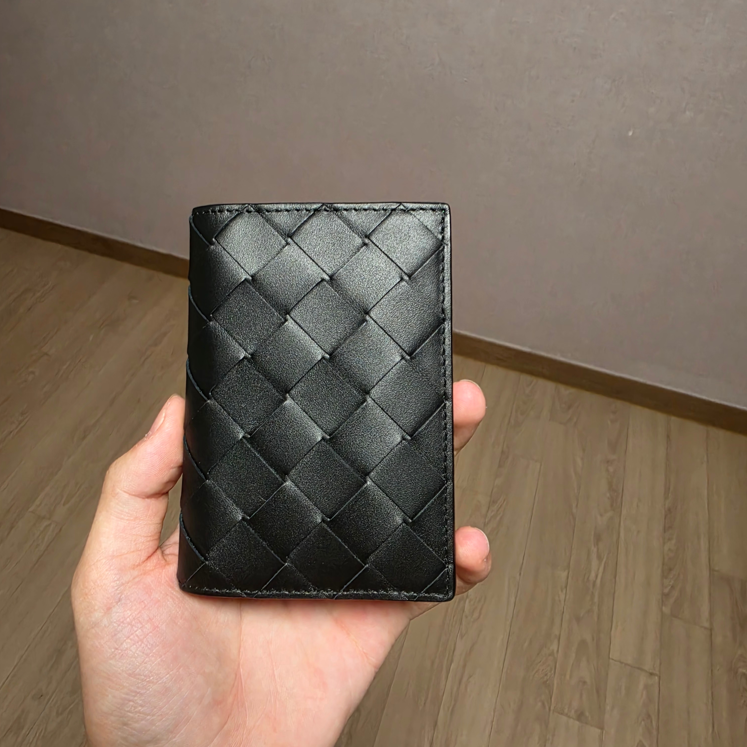 Bottega Veneta Intrecciato Flap Card Case Black Grass 착용 스타일 - 1