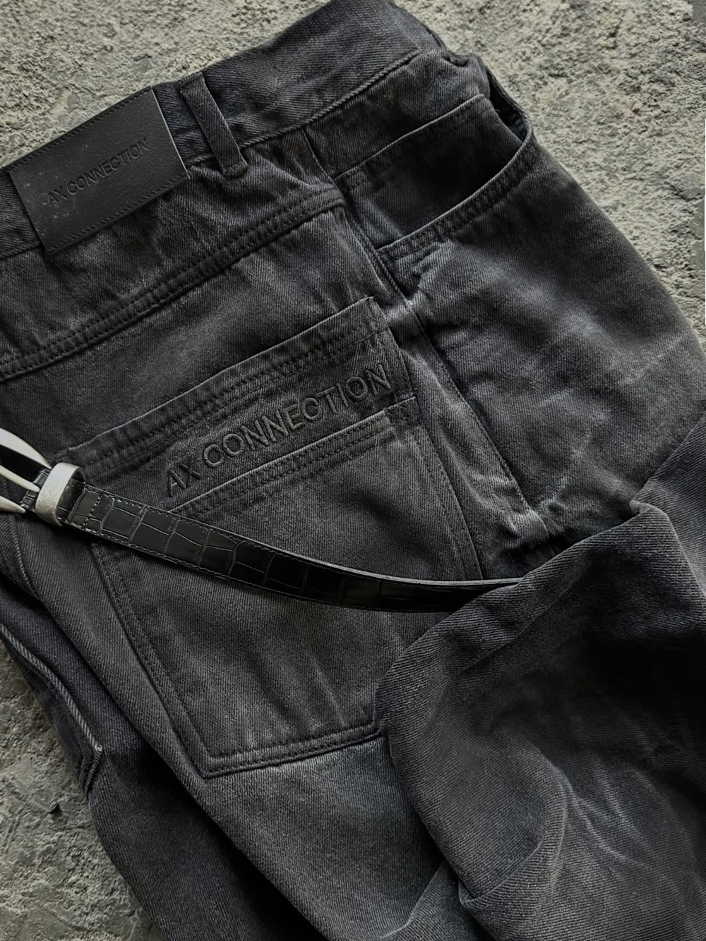 AX CONNECTION Waxed Curved Wide Baggy Denim Pants, AX CONNECTION Summer Oil Washed Flare Denim Pants 착용 스타일 - 6