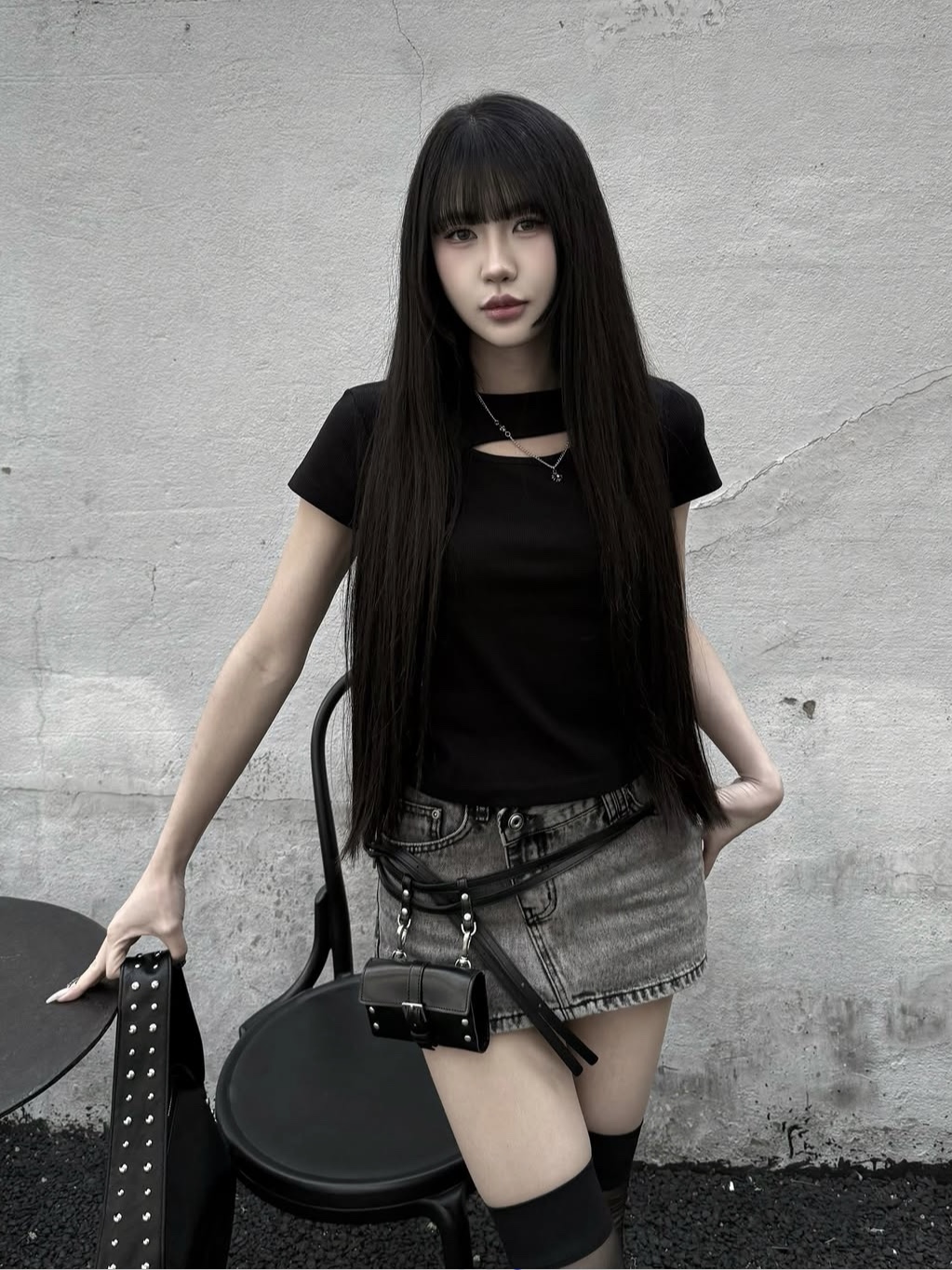 PHOS333 W Slim Fit Slit T-Shirt Black 착용 스타일 - 2