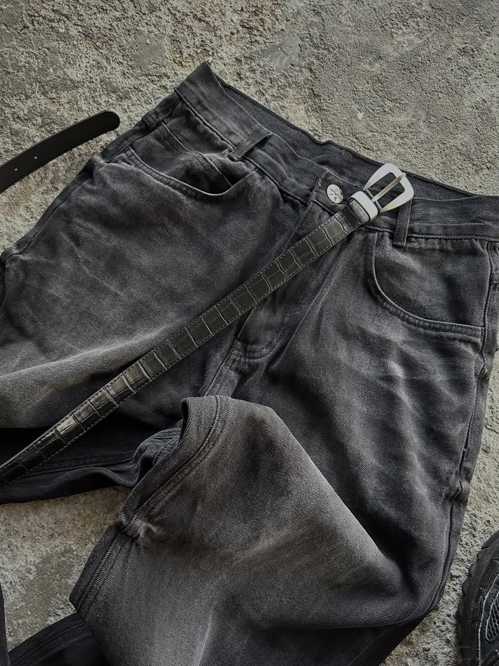 AX CONNECTION Waxed Curved Wide Baggy Denim Pants, AX CONNECTION Summer Oil Washed Flare Denim Pants 착용 스타일 - 5