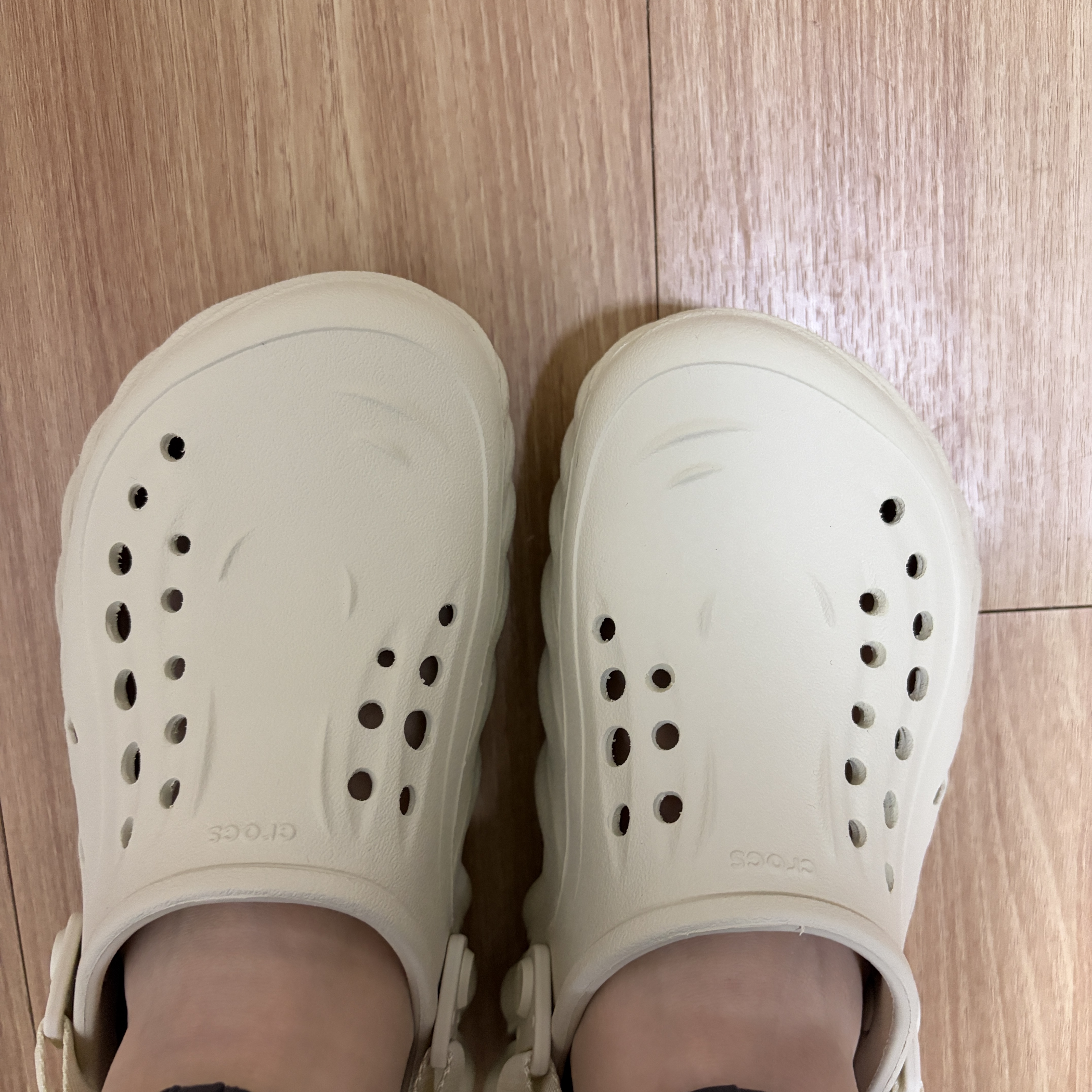 Crocs Echo Clog Bone Black 착용 스타일 - 4