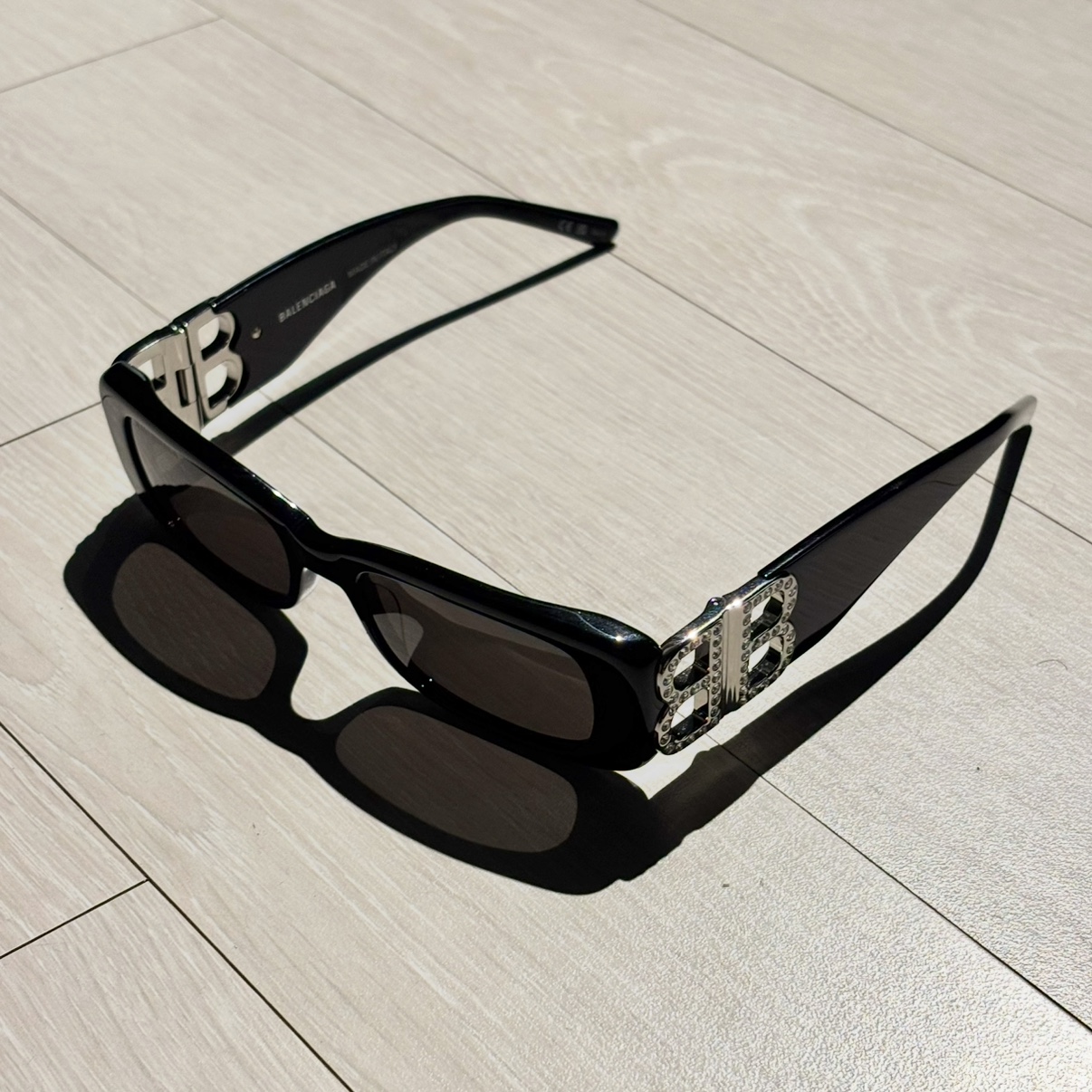 Balenciaga Dynasty Rectangle Sunglasses In Black, (W) Balenciaga Dynasty Rectangle Sunglasses Black 착용 스타일 - 1