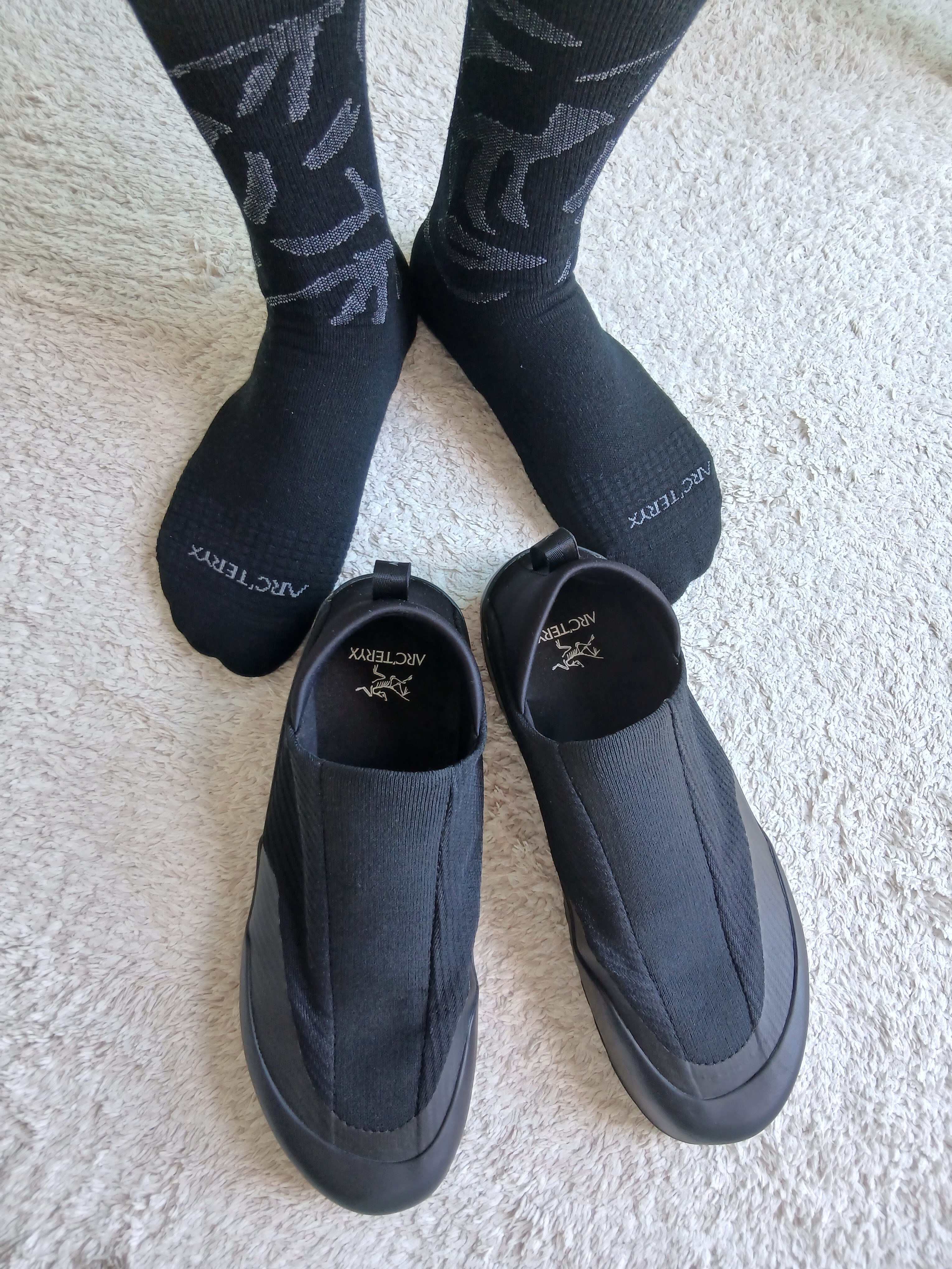 Arc'teryx Kragg Black, Arc'teryx Merino Wool Grotto Mid Sock Black Graphite 착용 스타일 - 1