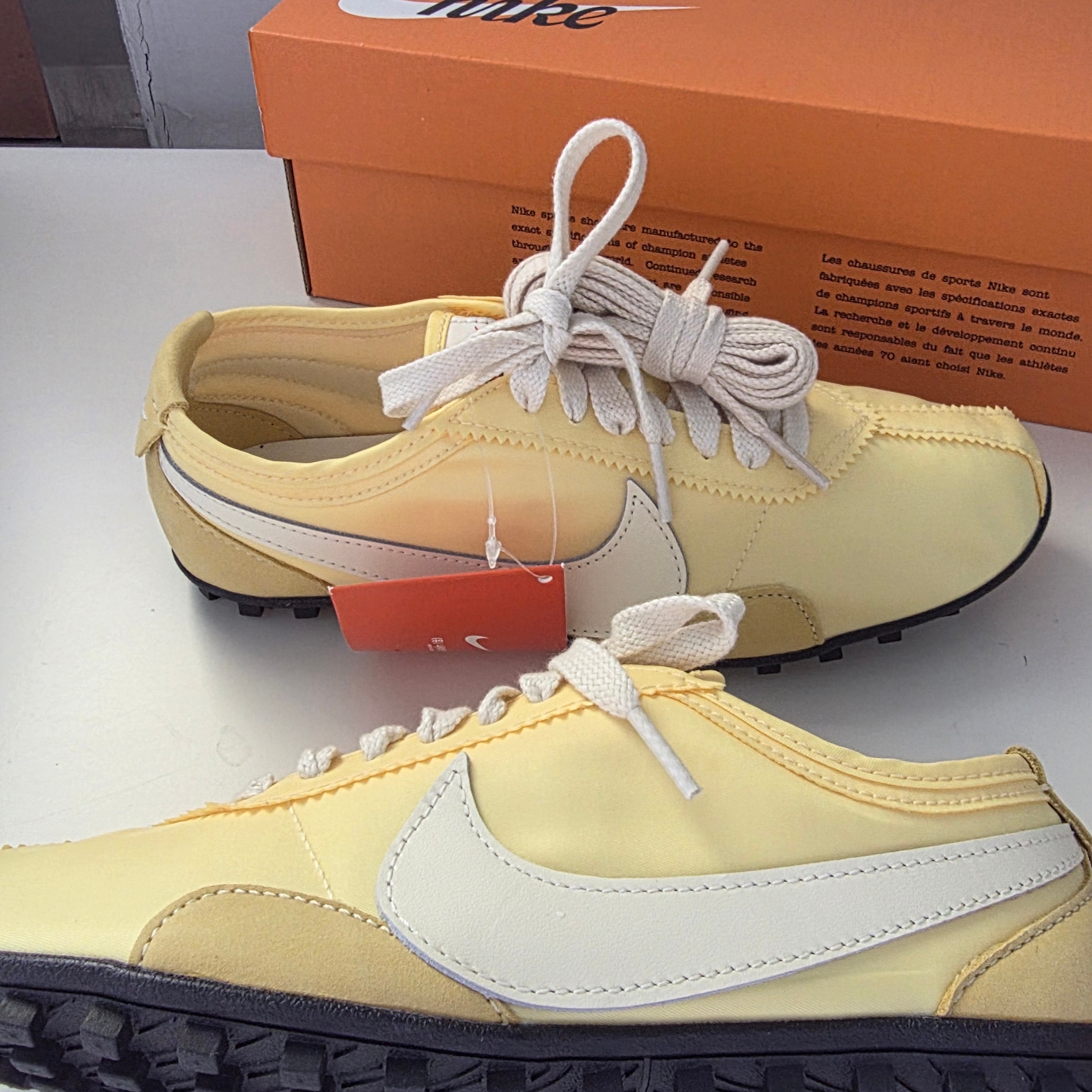 (W) Nike Moon Shoe OG Soft Yellow Black 착용 스타일 - 1