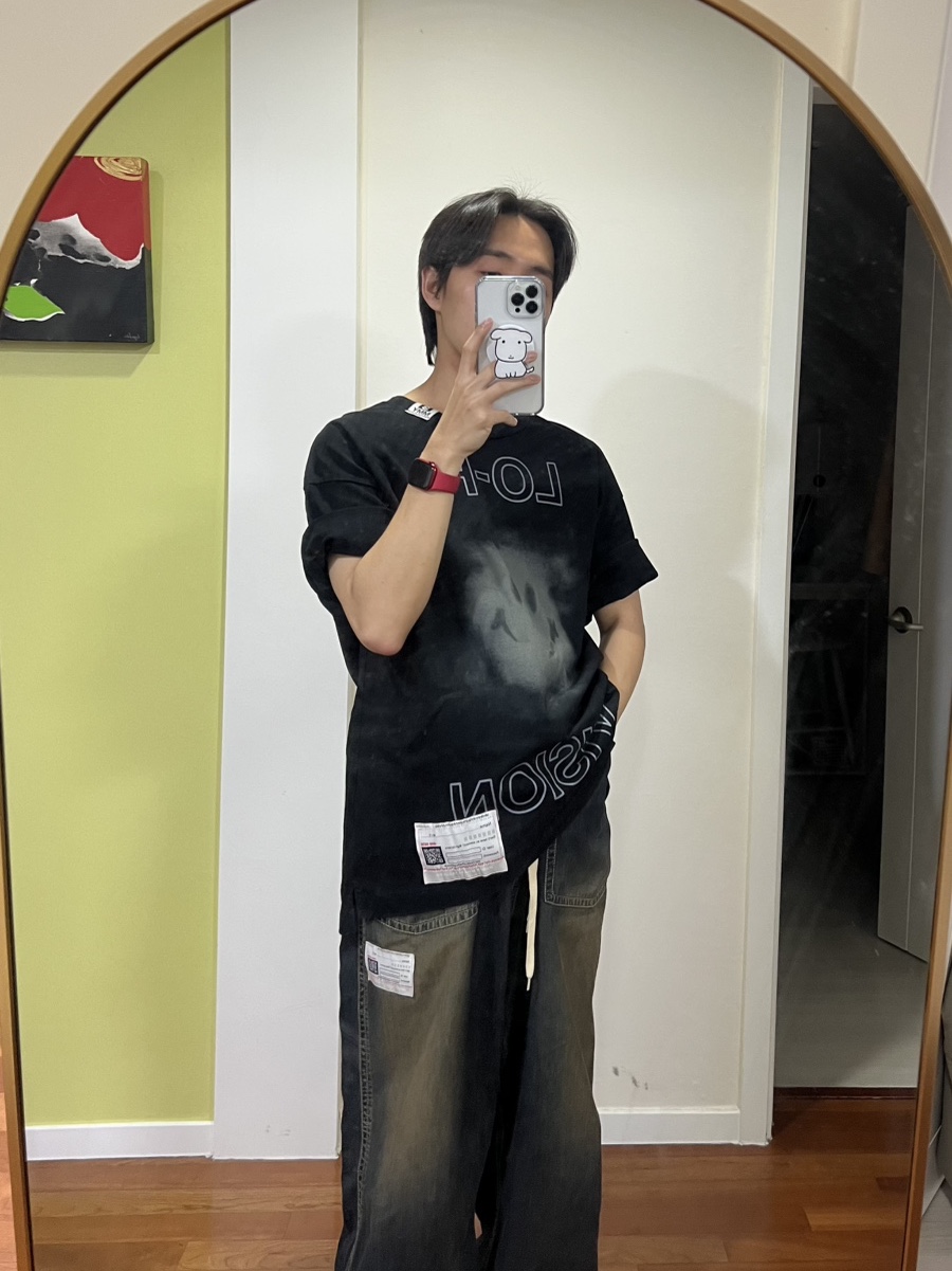Maison Mihara Yasuhiro Graphic Print Cotton T-Shirt Black, Maison Mihara Yasuhiro Denim Baker Pants Indigo 착용 스타일 - 1