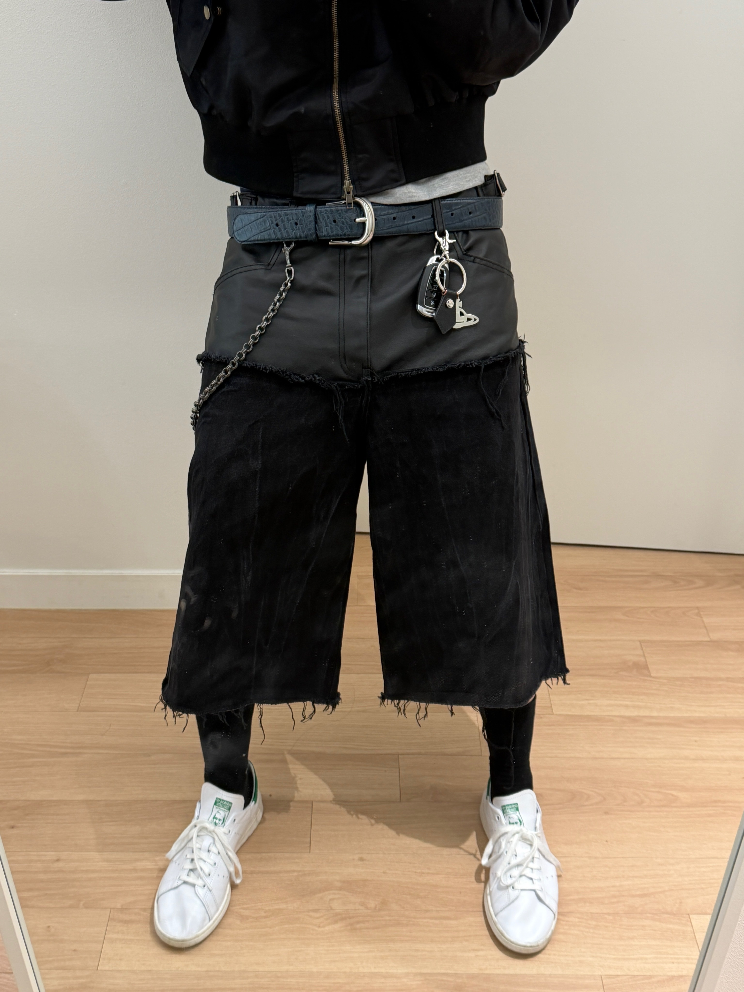 CSC Shifted Cropped Bomber Jacket Black, ROARINGRAD Layered Carbon Bermuda Denim Pants Black 착용 스타일 - 10