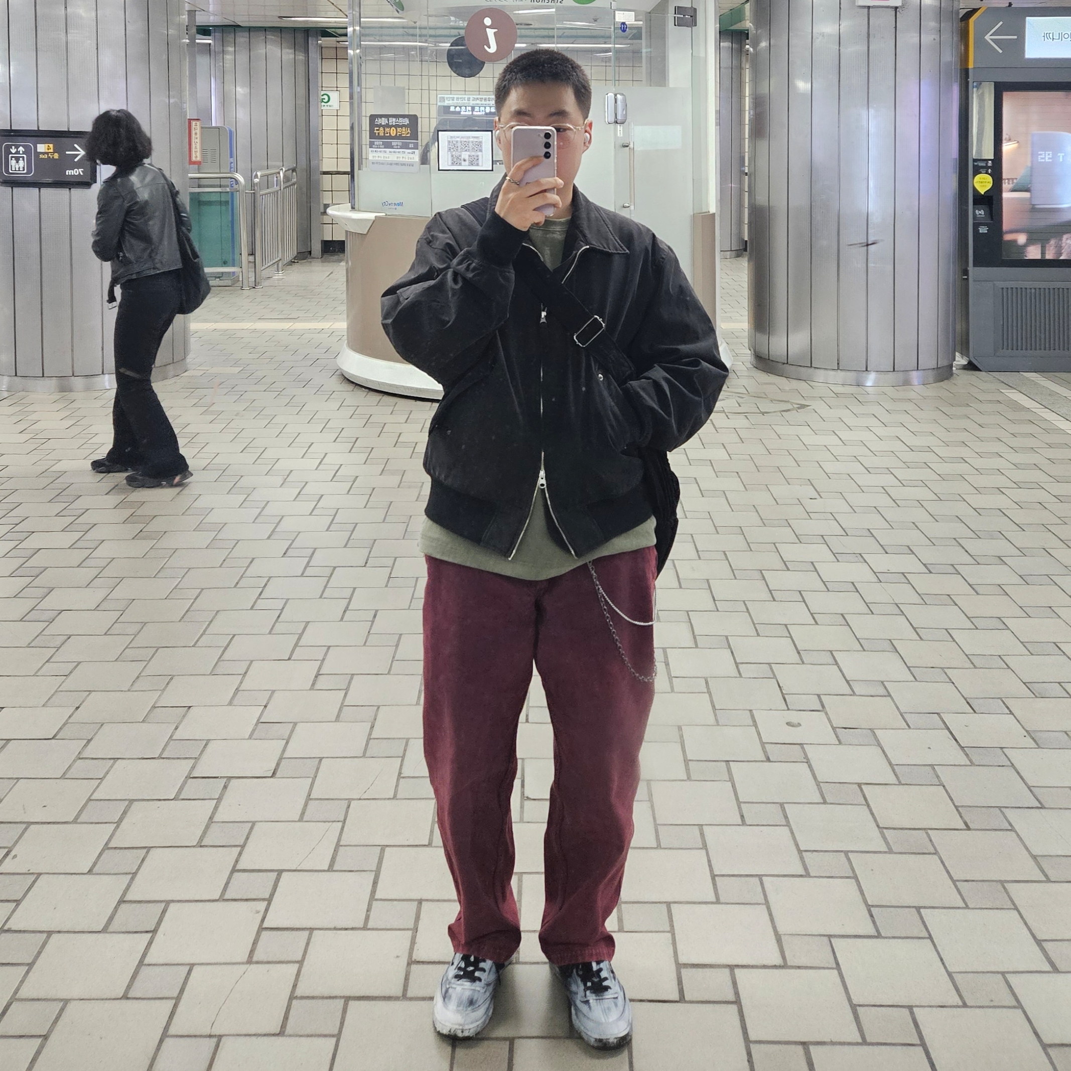 YESEYESEE Dyed Canvas Ramble Pants Wine 착용 스타일