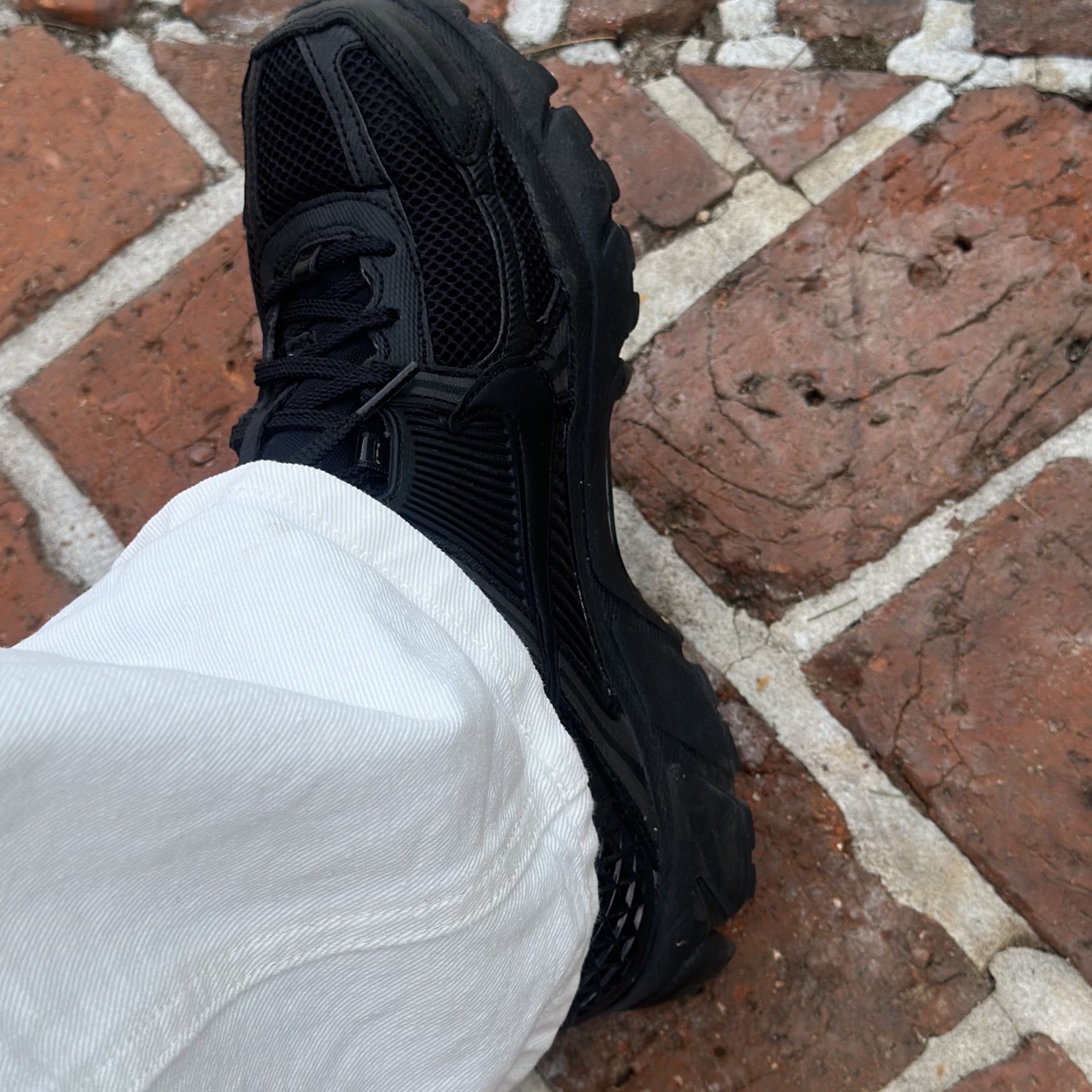 Nike Zoom Vomero 5 SP Black 착용 스타일 - 2