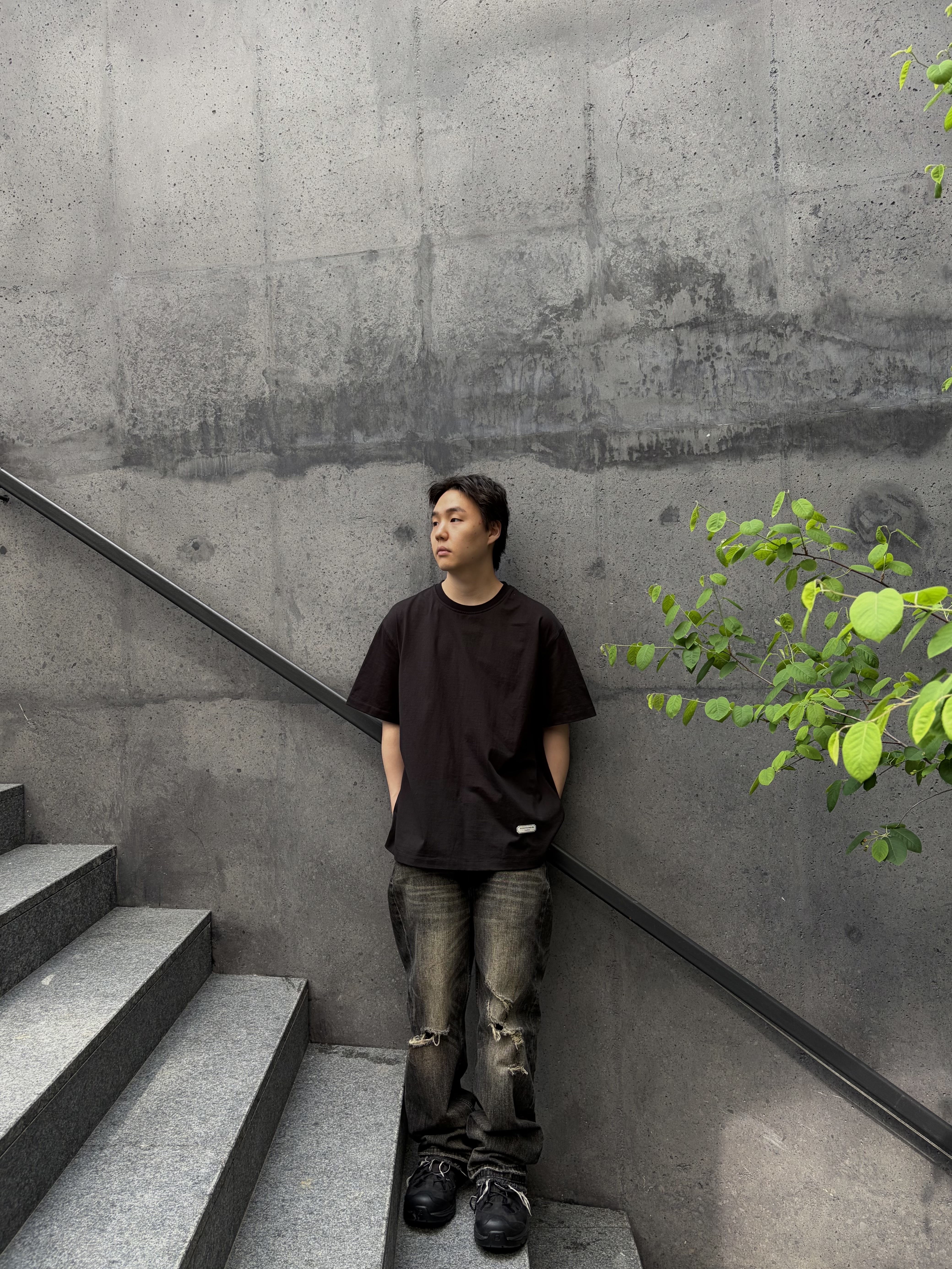 Wooyoungmi Flower Back Logo T-Shirt Black - 26SS 착용 스타일 - 2