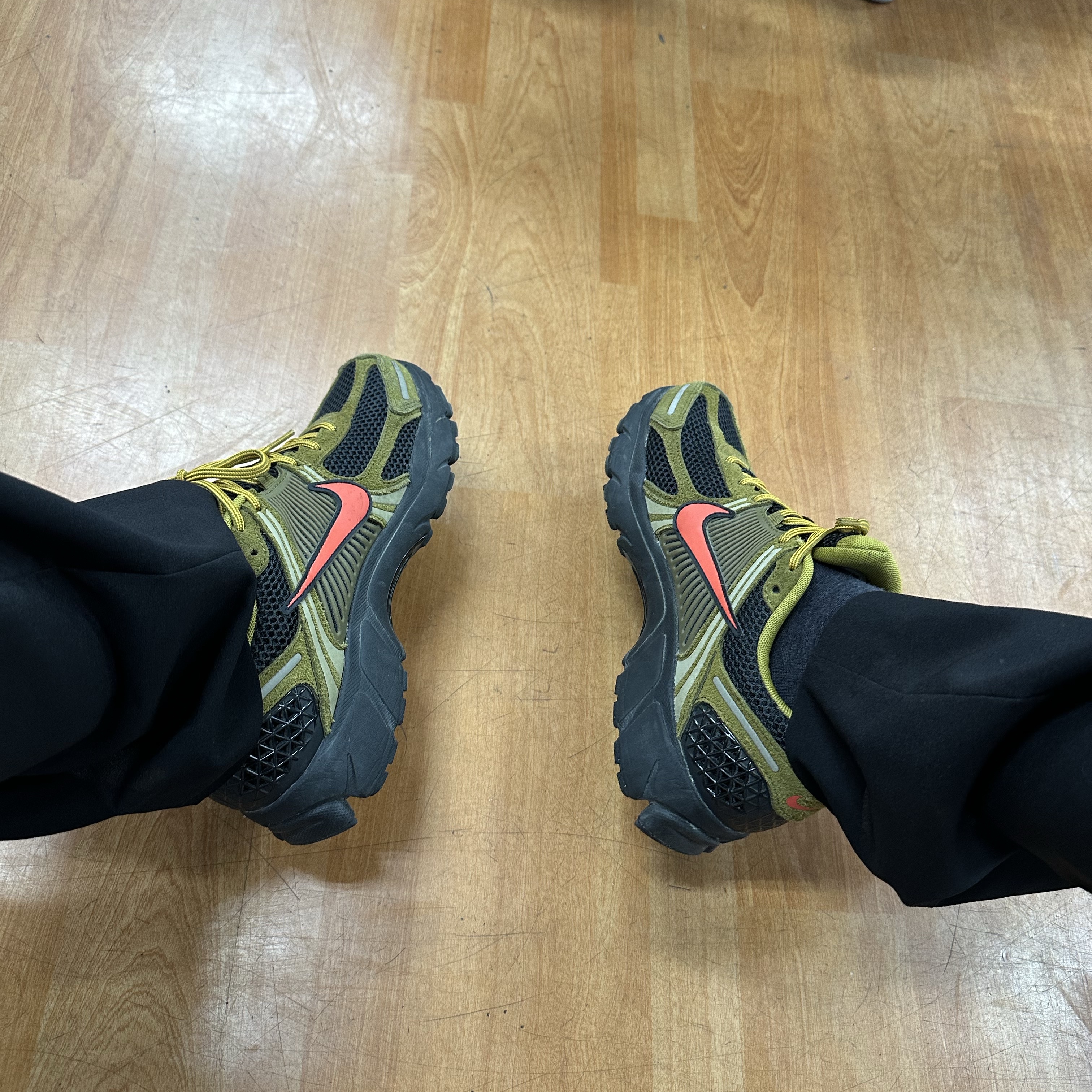 Nike Zoom Vomero 5 Premium Olive Flak Black 착용 스타일