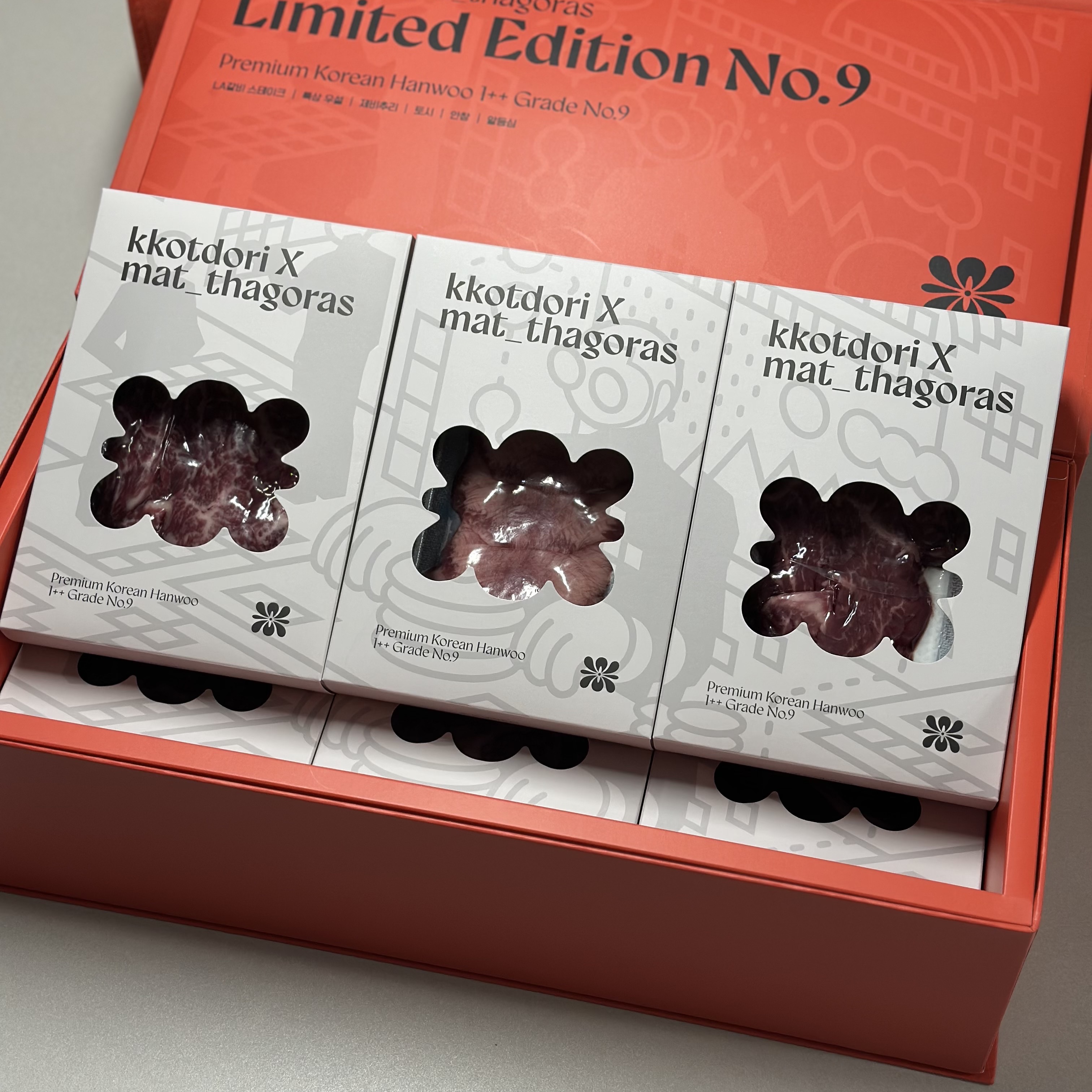 [KREAM 단독] Kkotdori x Mat_tagoras 1++ No.9 Hanwoo Limited Gift Set 착용 스타일 - 1