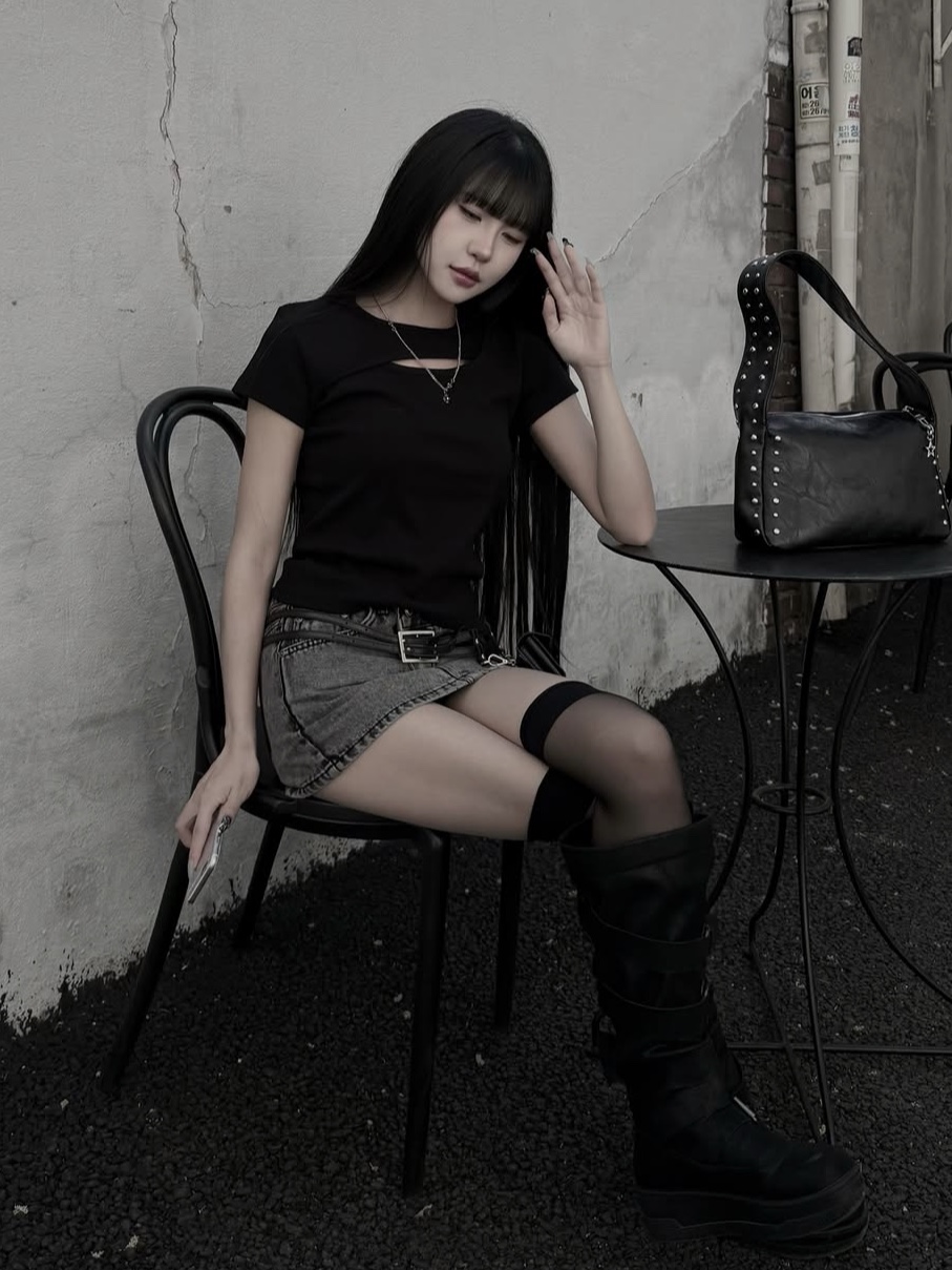 PHOS333 W Slim Fit Slit T-Shirt Black 착용 스타일 - 4