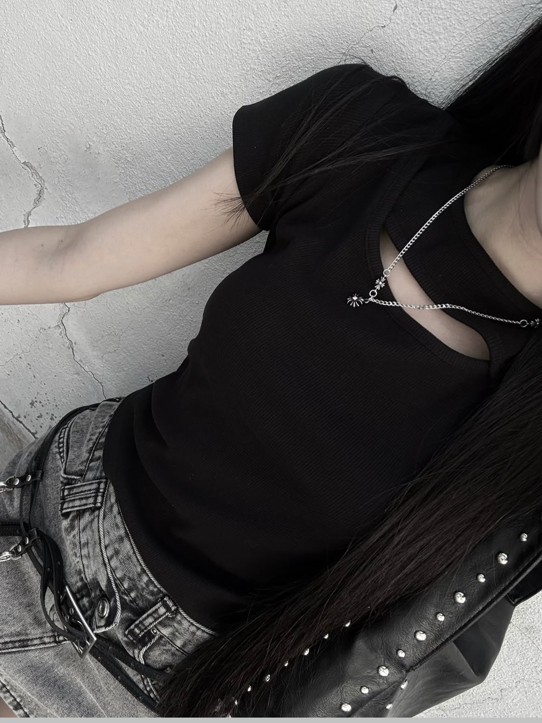 PHOS333 W Slim Fit Slit T-Shirt Black 착용 스타일 - 5