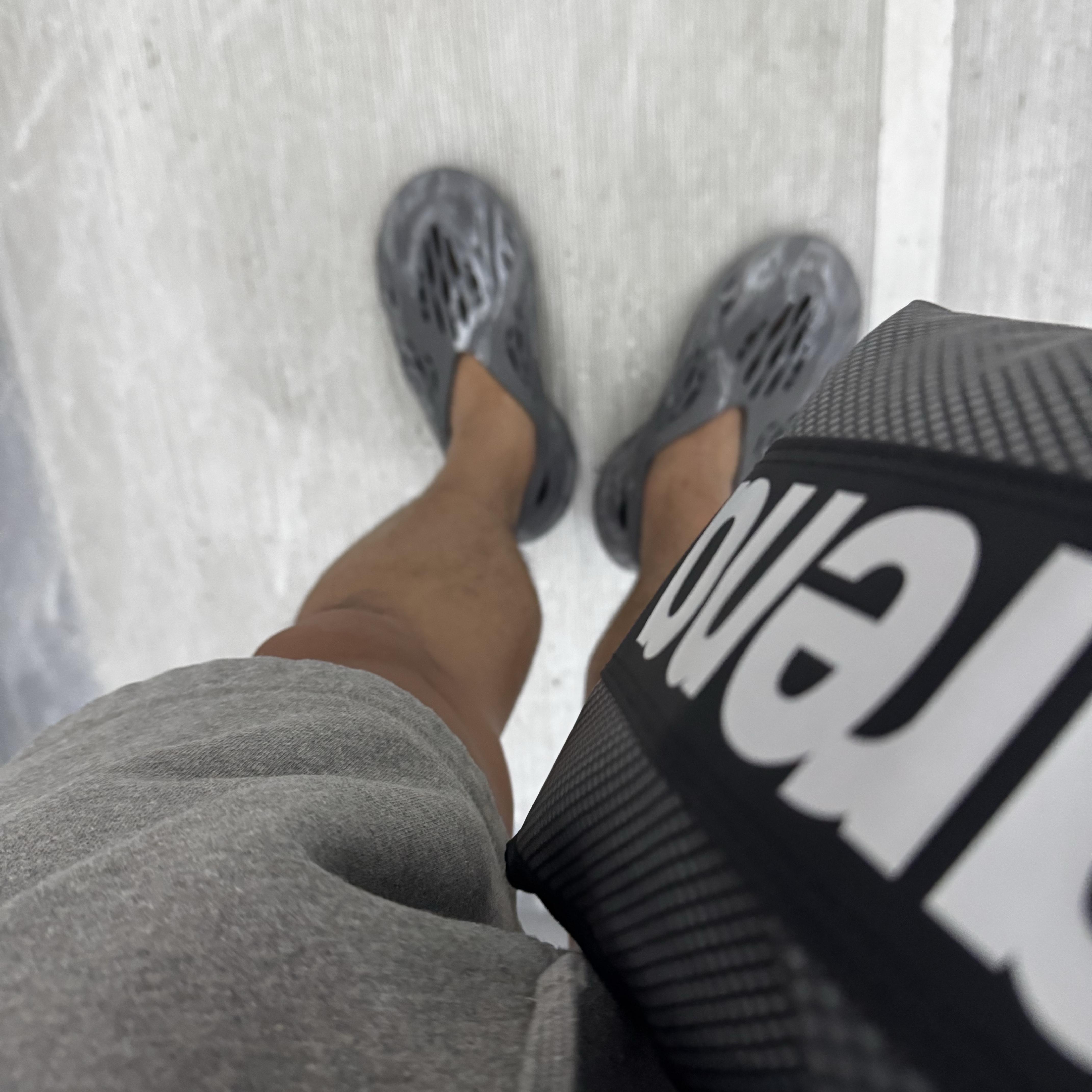Adidas Yeezy Foam RNNR MX Granite 착용 스타일