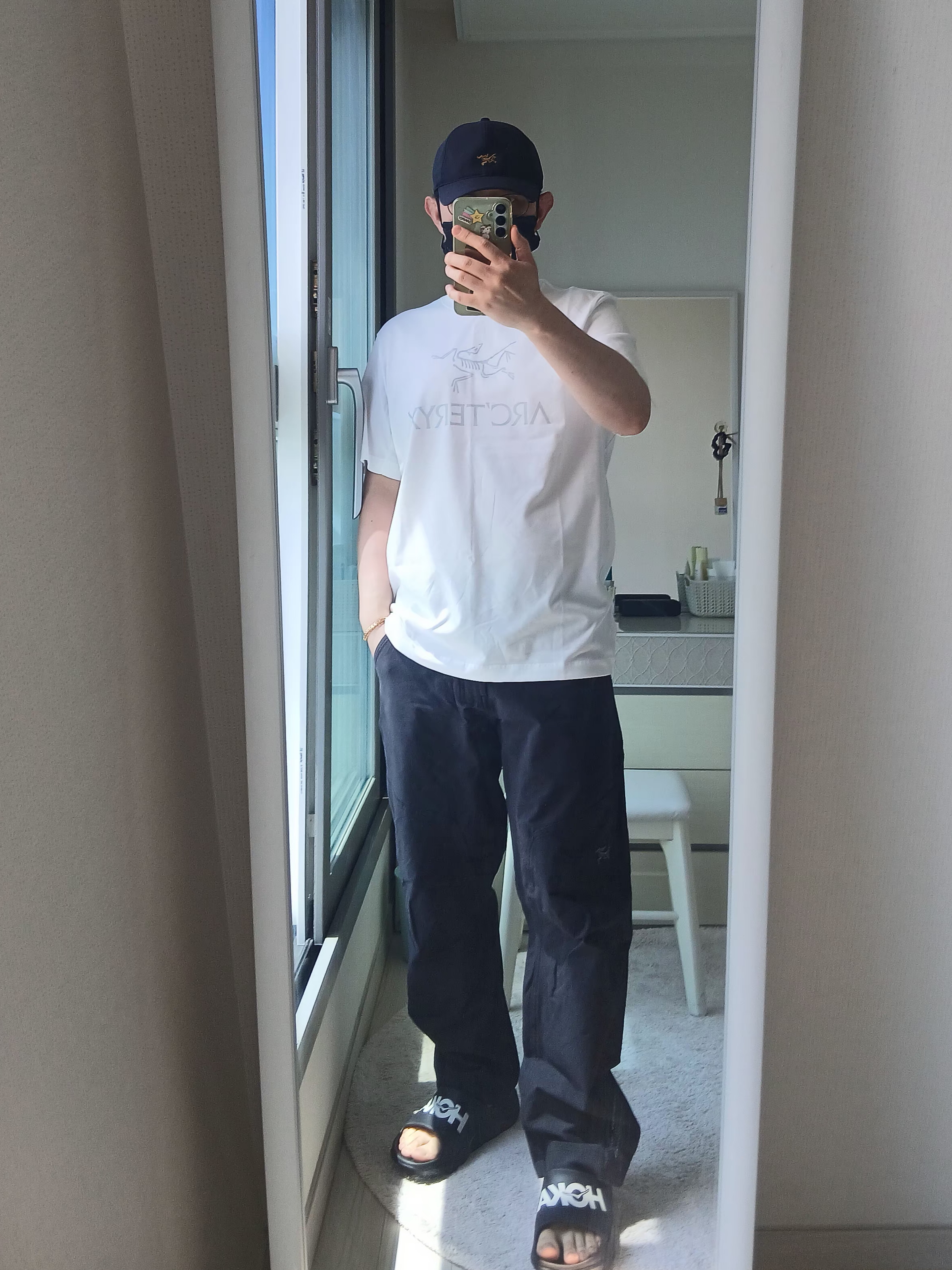 Arc'teryx Arc'word Logo SS T-Shirt White Light Solitude, Arc'teryx Small Bird Cap 24K Black 착용 스타일 - 2
