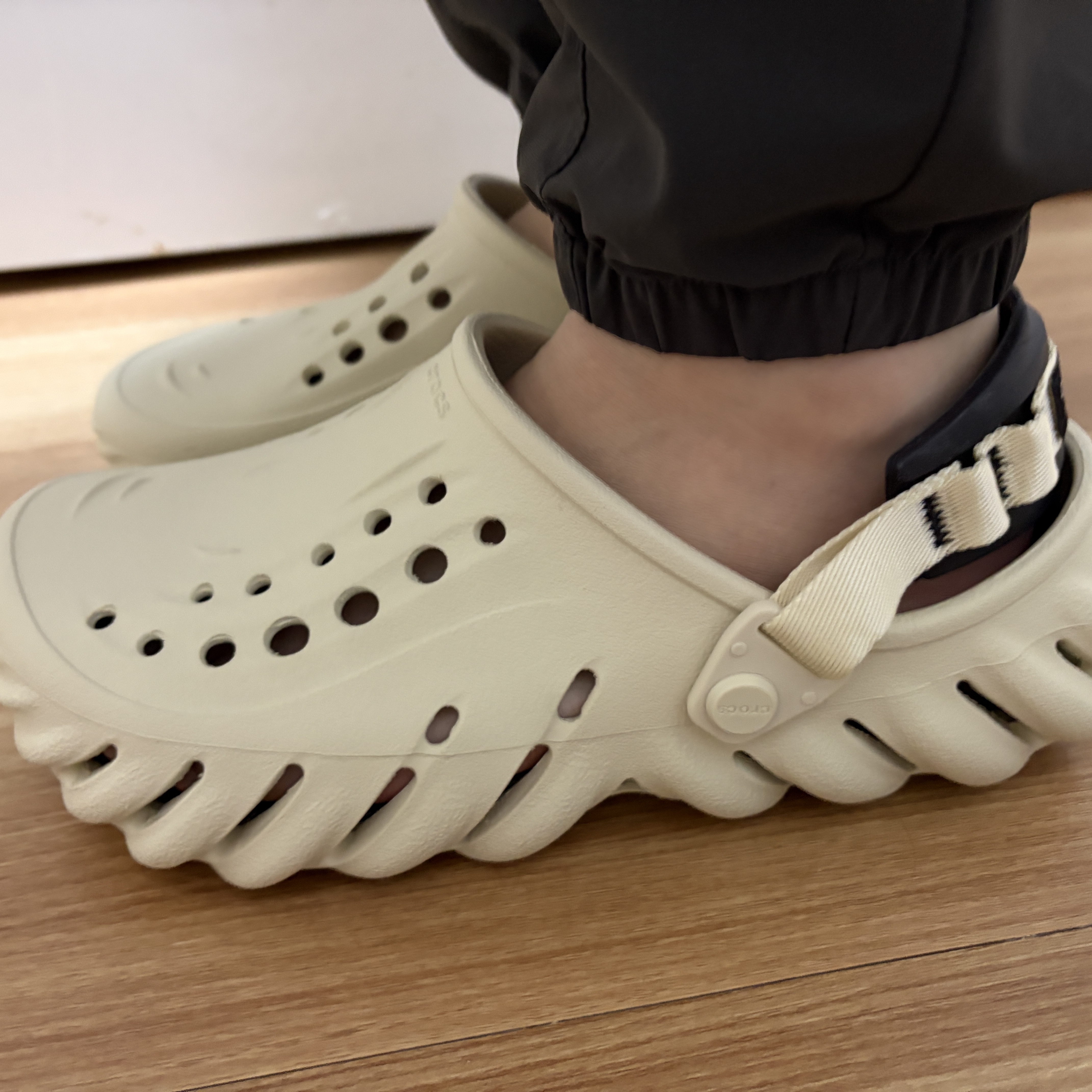Crocs Echo Clog Bone Black 착용 스타일 - 3