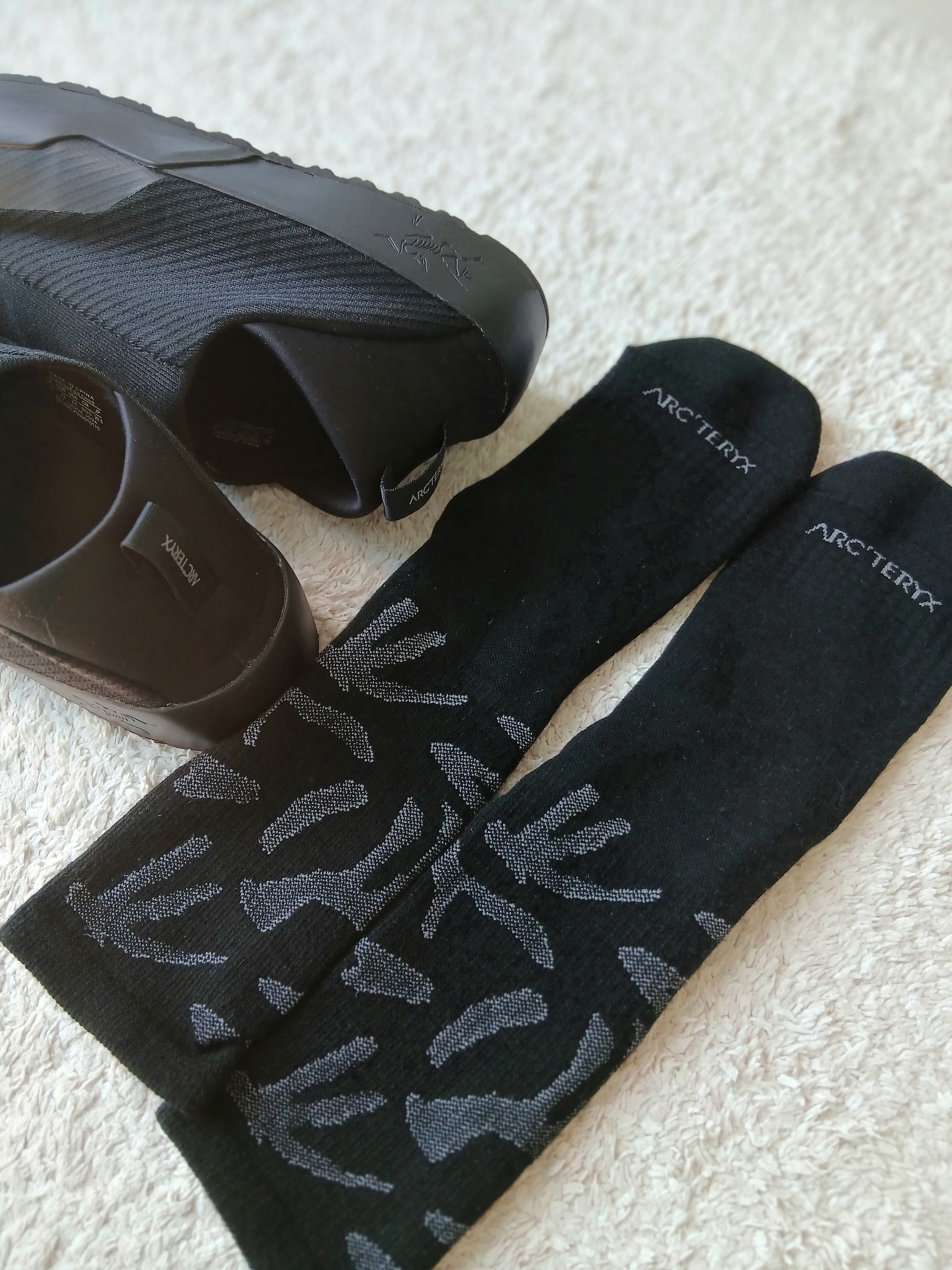 Arc'teryx Kragg Black, Arc'teryx Merino Wool Grotto Mid Sock Black Graphite 착용 스타일 - 4
