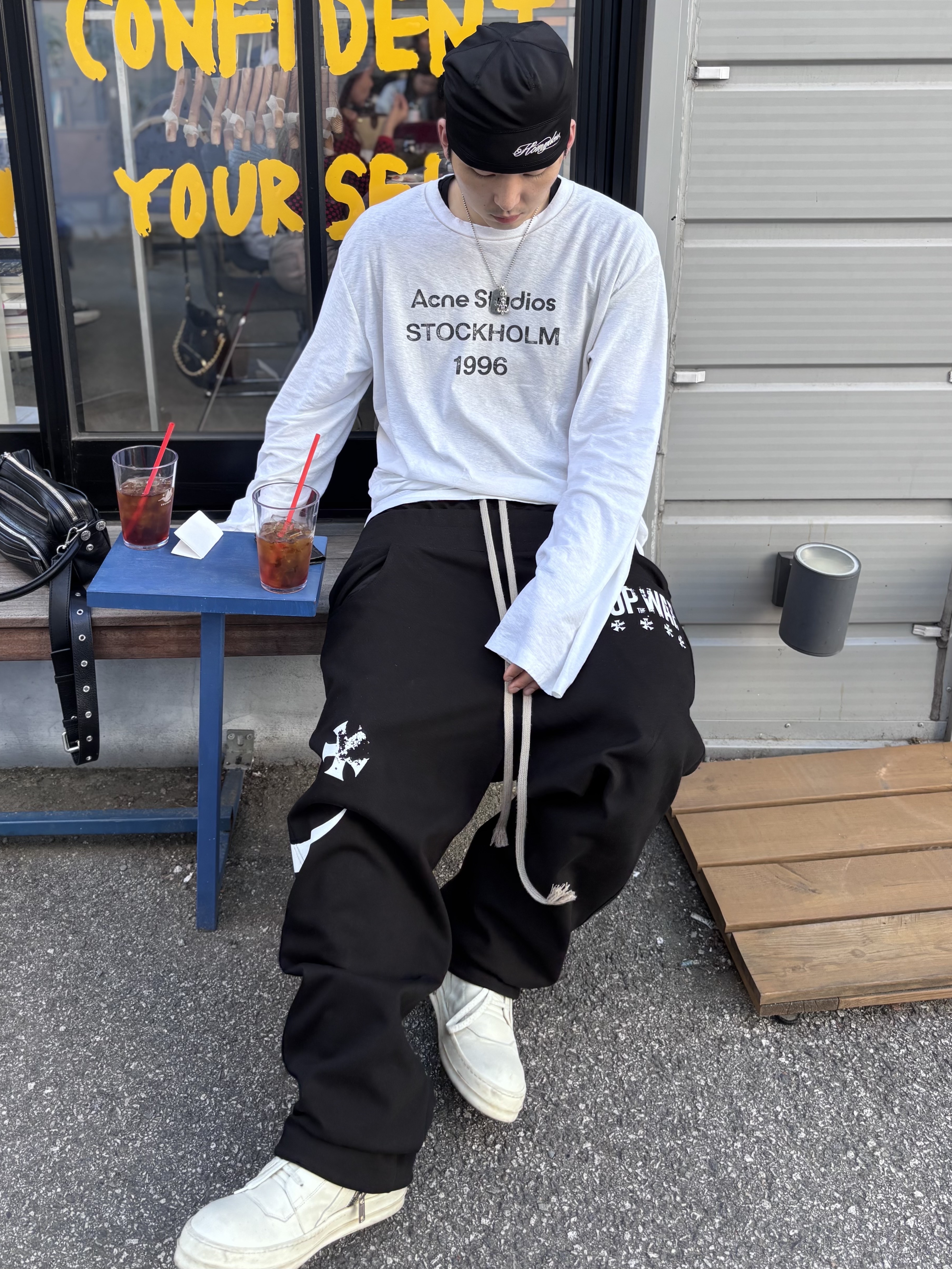 Acne Studios Logo Long Sleeve T-Shirt Dusty White, (W) Rick Owens Geobasket Sneakers Milk 착용 스타일 - 1