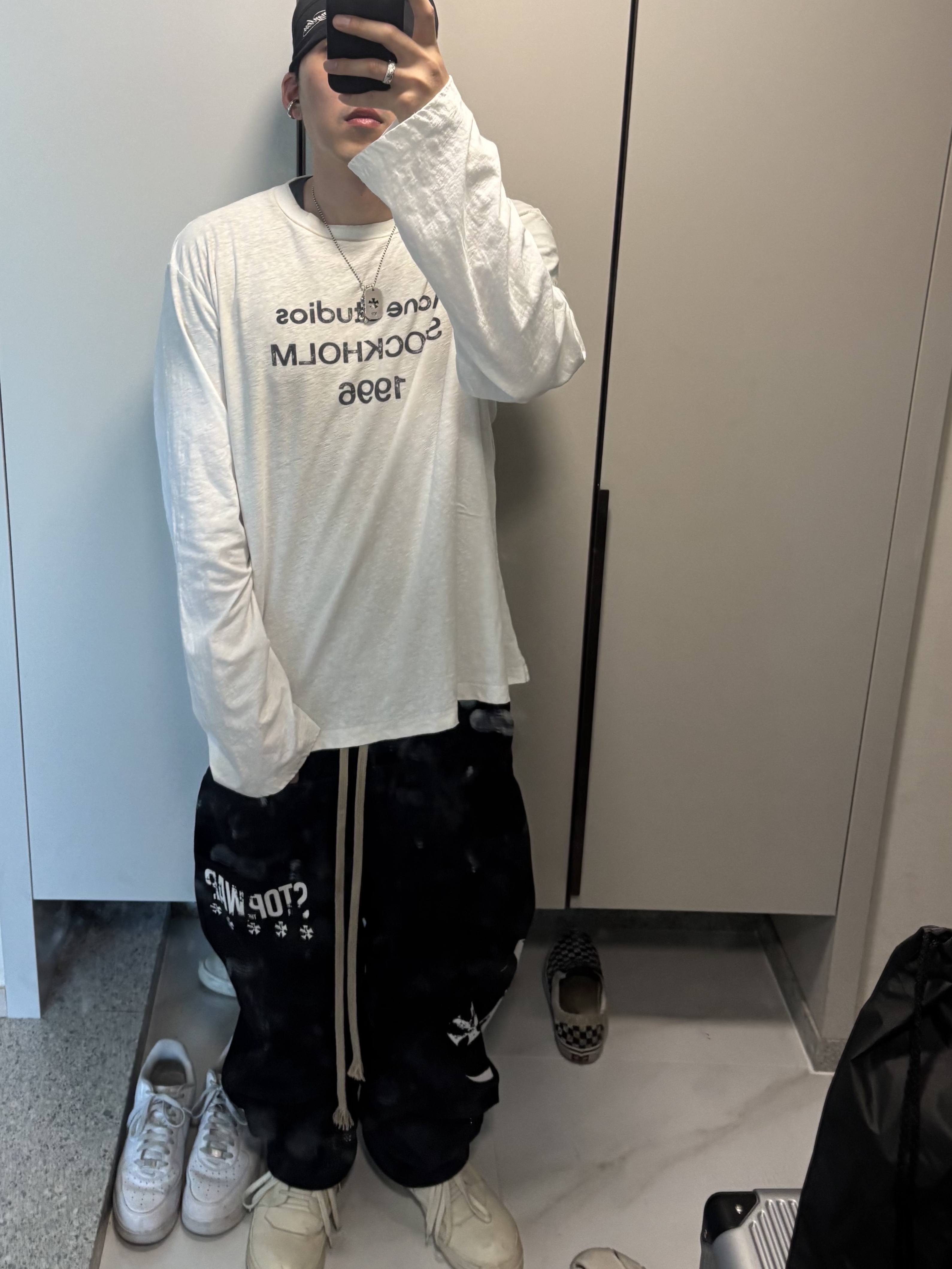 Acne Studios Logo Long Sleeve T-Shirt Dusty White, (W) Rick Owens Geobasket Sneakers Milk 착용 스타일 - 6