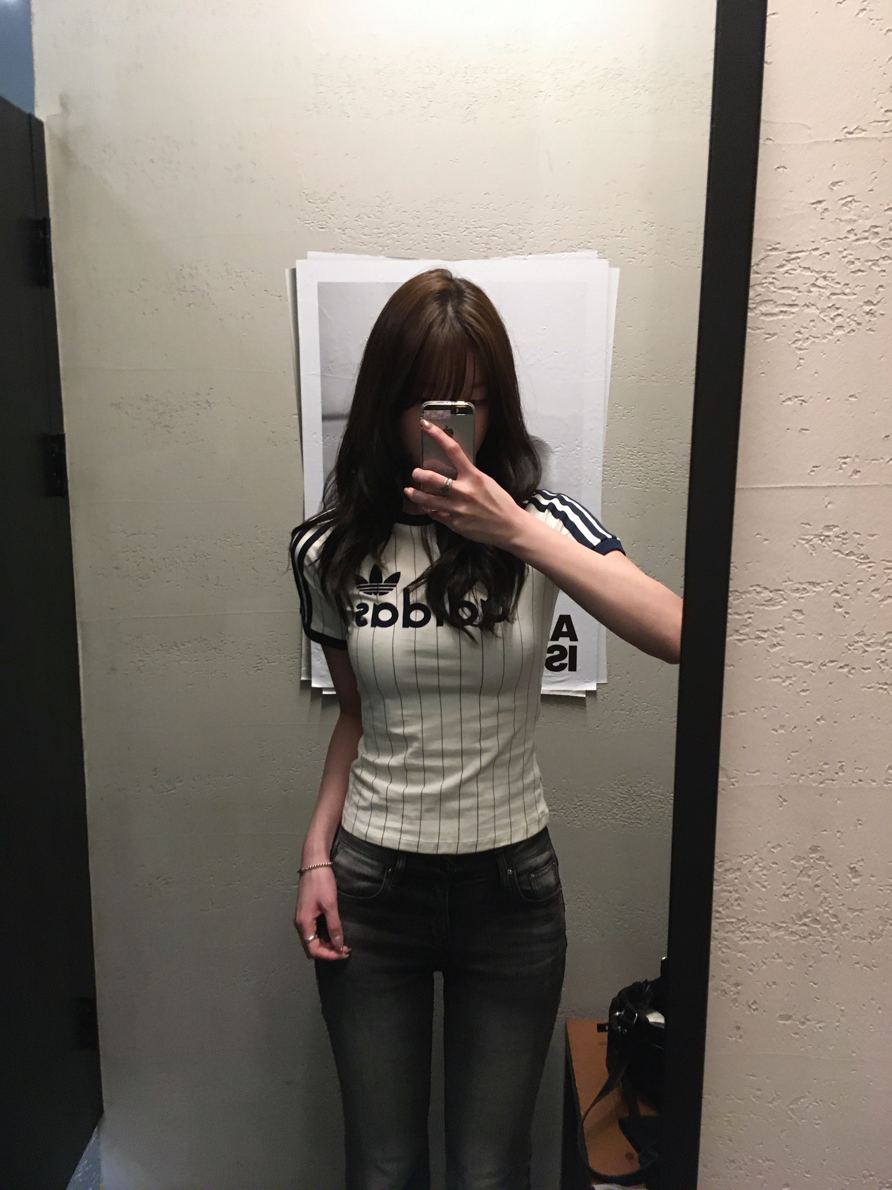 (W) Adidas Linear Cali Graphic T-Shirt Off White Night Indigo - KR Sizing 착용 스타일