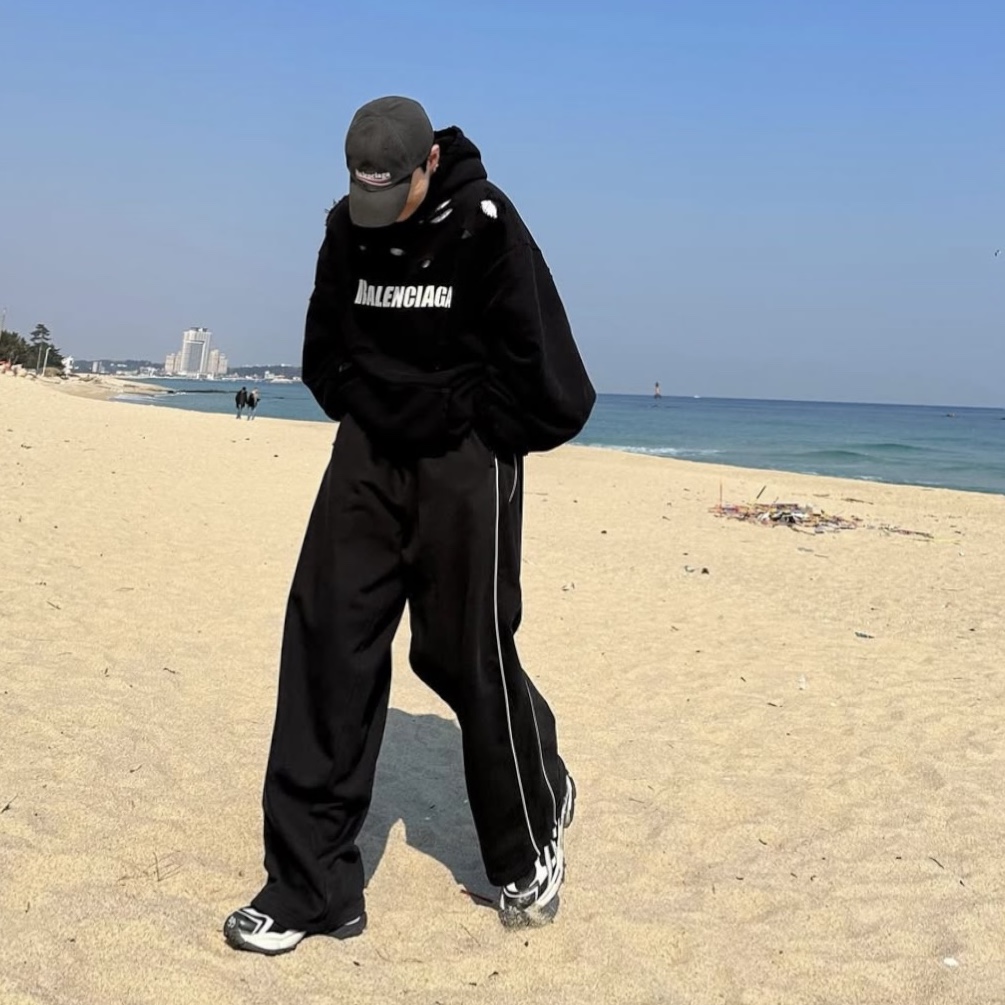 Balenciaga Runner Sneakers Black White 착용 스타일