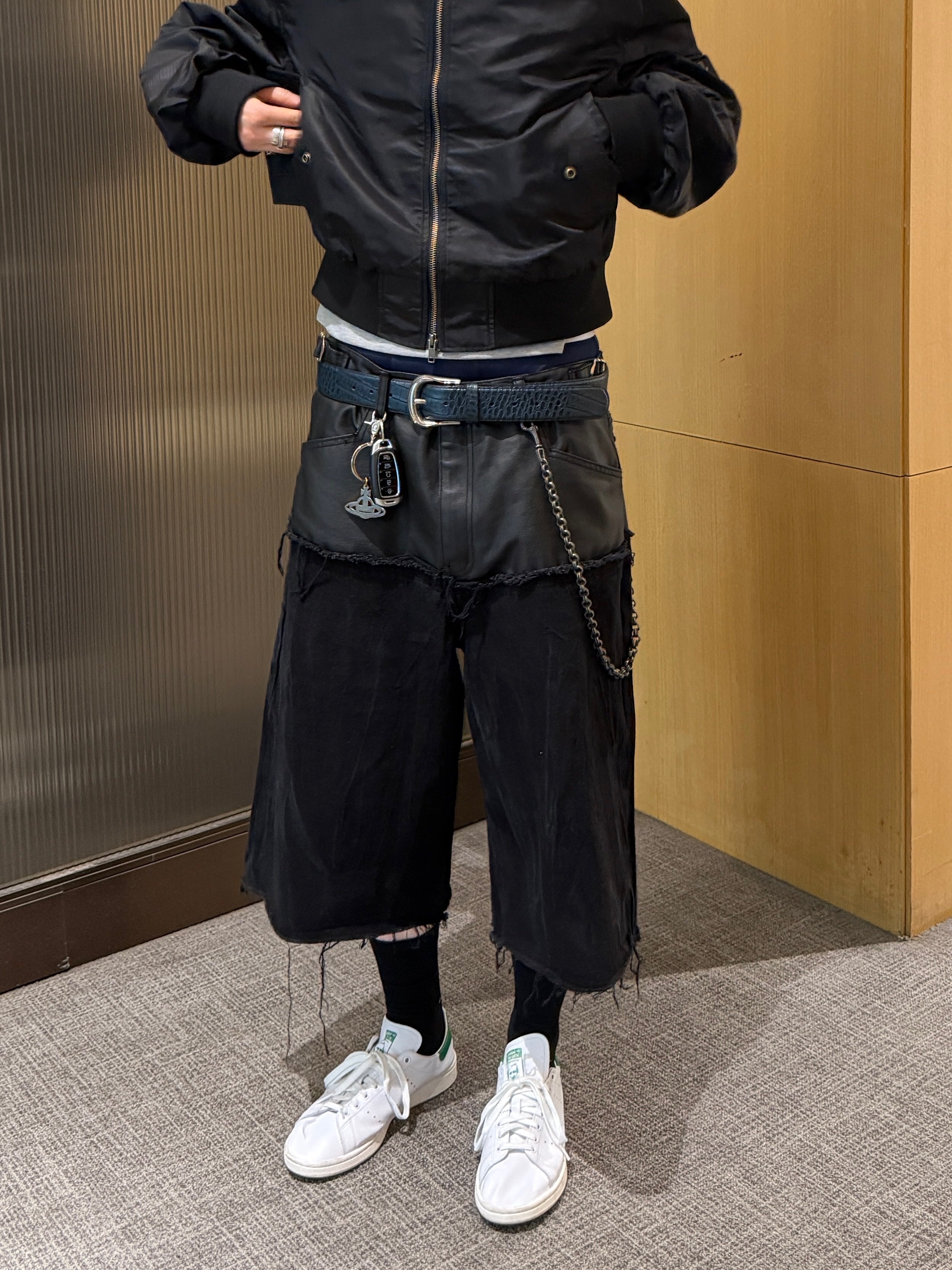 CSC Shifted Cropped Bomber Jacket Black, ROARINGRAD Layered Carbon Bermuda Denim Pants Black 착용 스타일 - 5