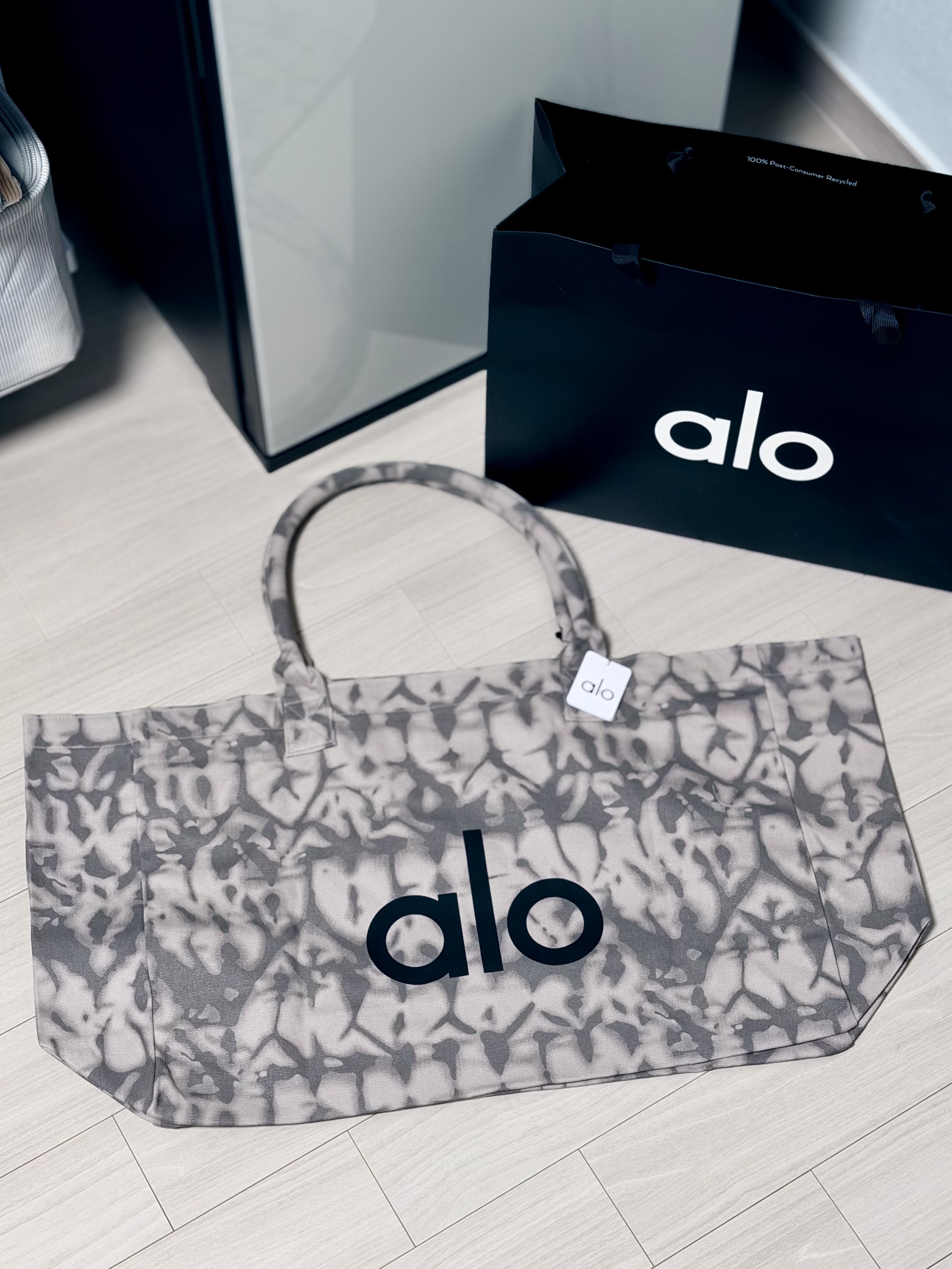 Alo Yoga Iconic Shopper Tote Bag Grey Tiedye 착용 스타일
