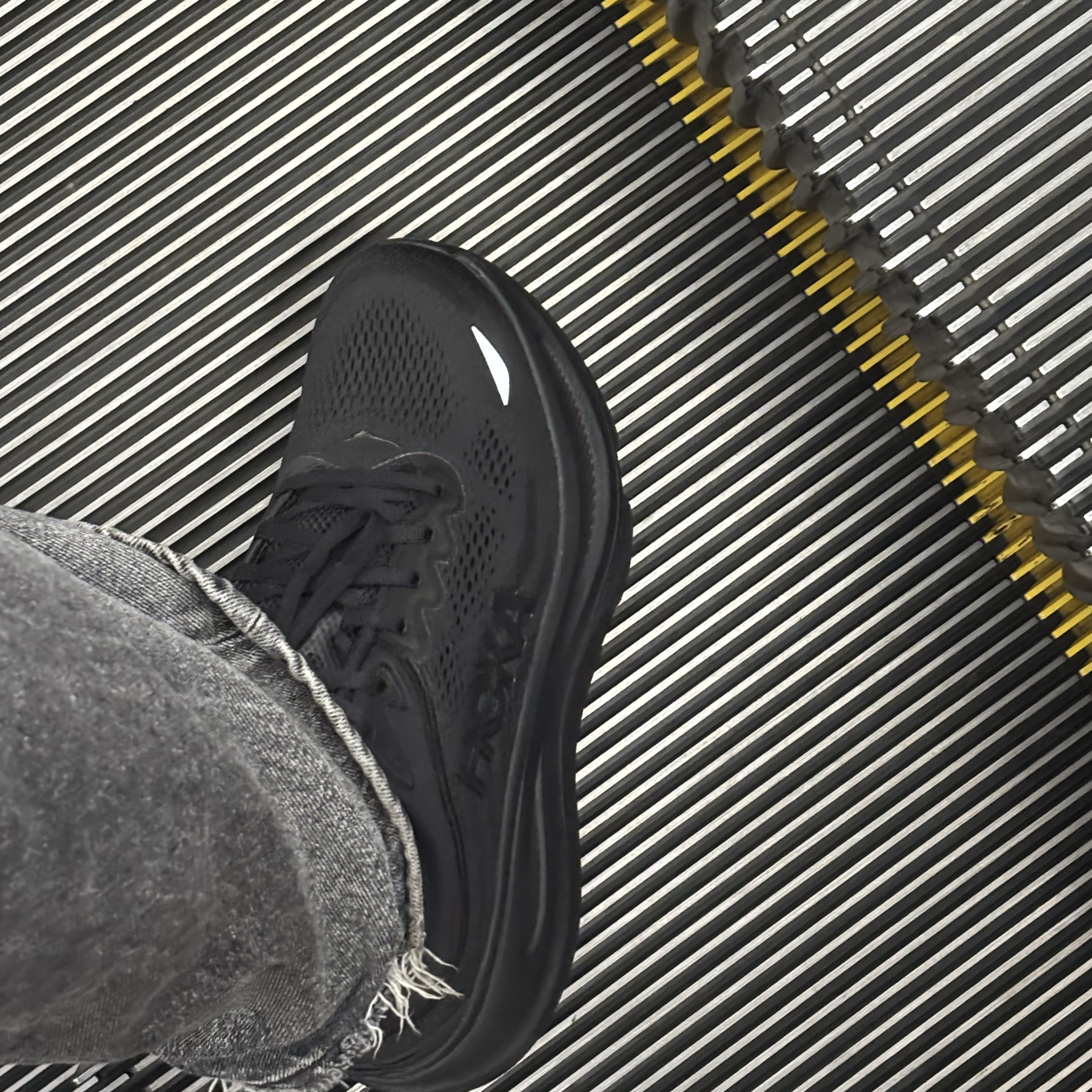 Hoka Bondi 9 Black - Regular, Kinchi Shower - 808 (a) Black 착용 스타일 - 1