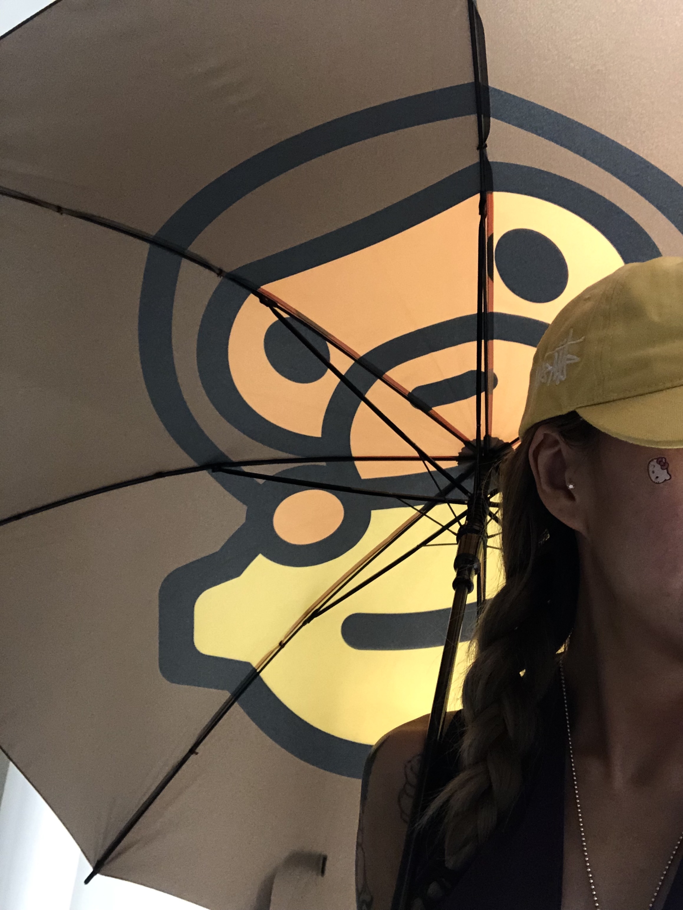 BAPE Baby Milo Umbrella Brown 착용 스타일