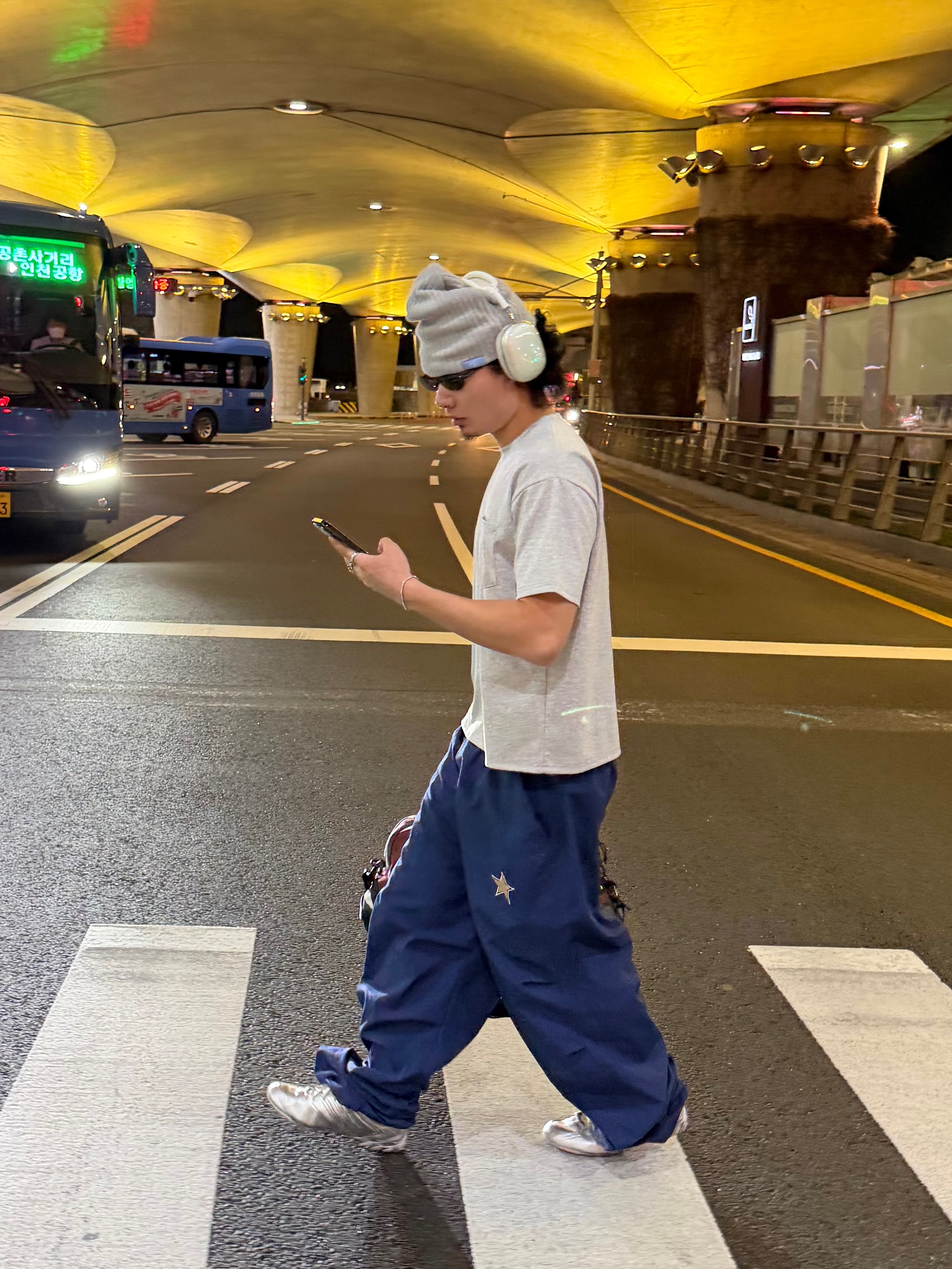 (W) Adidas Ghost Sprint Silver Metallic Matte Silver, Apple AirPods Max Lightning Silver (Korean Ver.) 착용 스타일 - 4