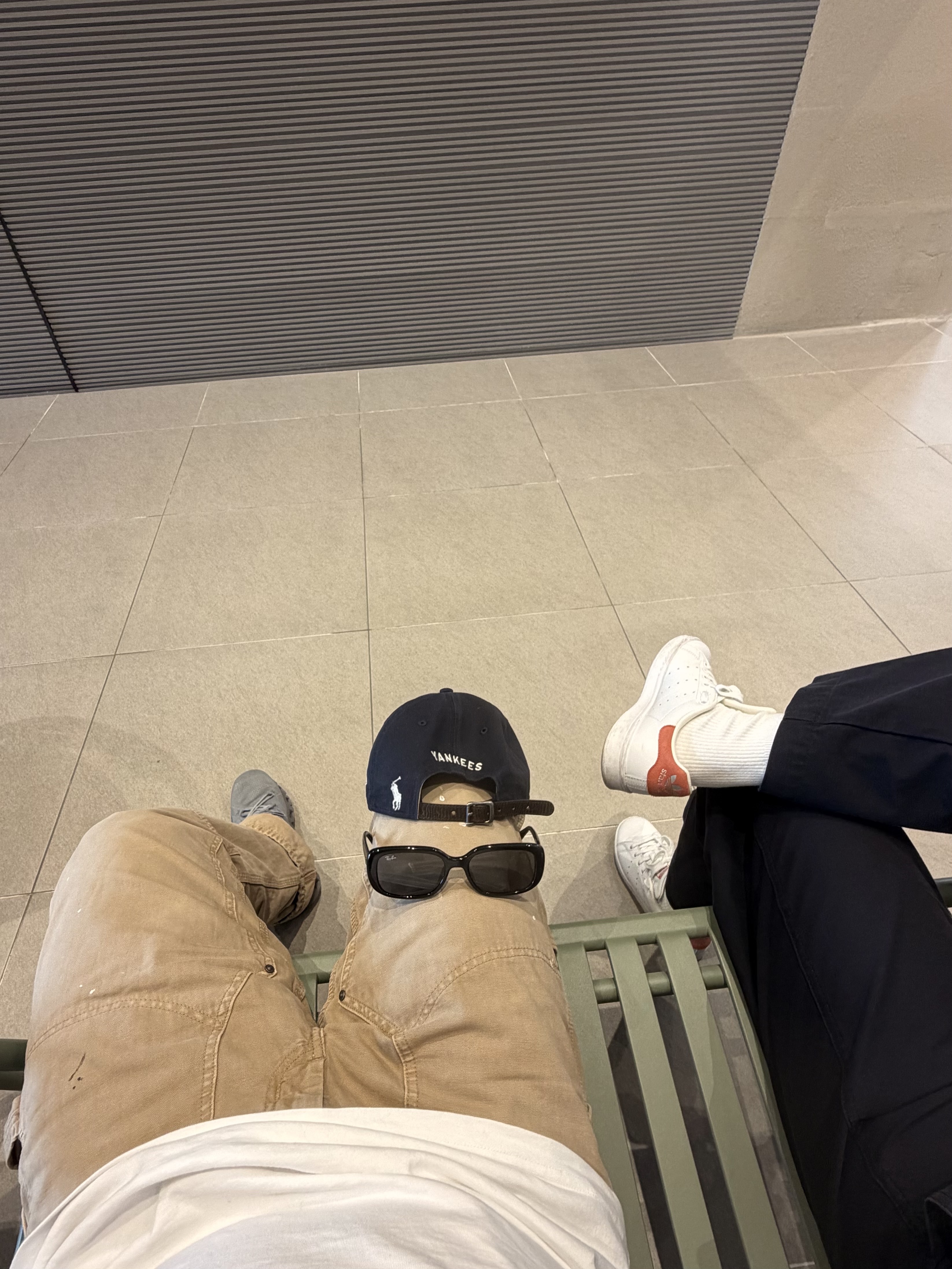 On Running Cloud X 3 Mist Rock, New Era MLB x Ralph Lauren Cooperstown New York Yankees Long Visor Unstructured Ball Cap Navy 착용 스타일 - 1