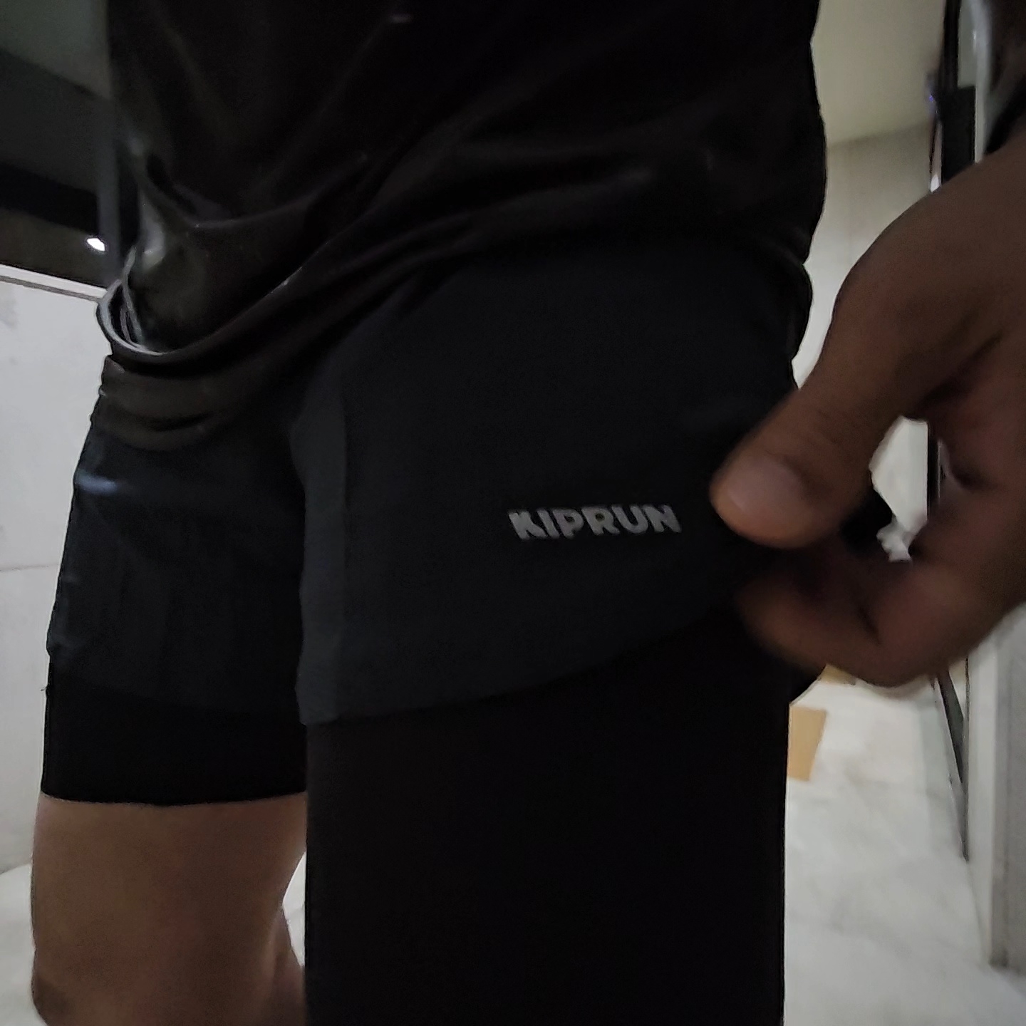 DECATHLON Kiprun Men's Running 2in1 Shorts Run 500 Smoke Black, Adidas Adizero EVO SL Core Black Cloud White 착용 스타일 - 4