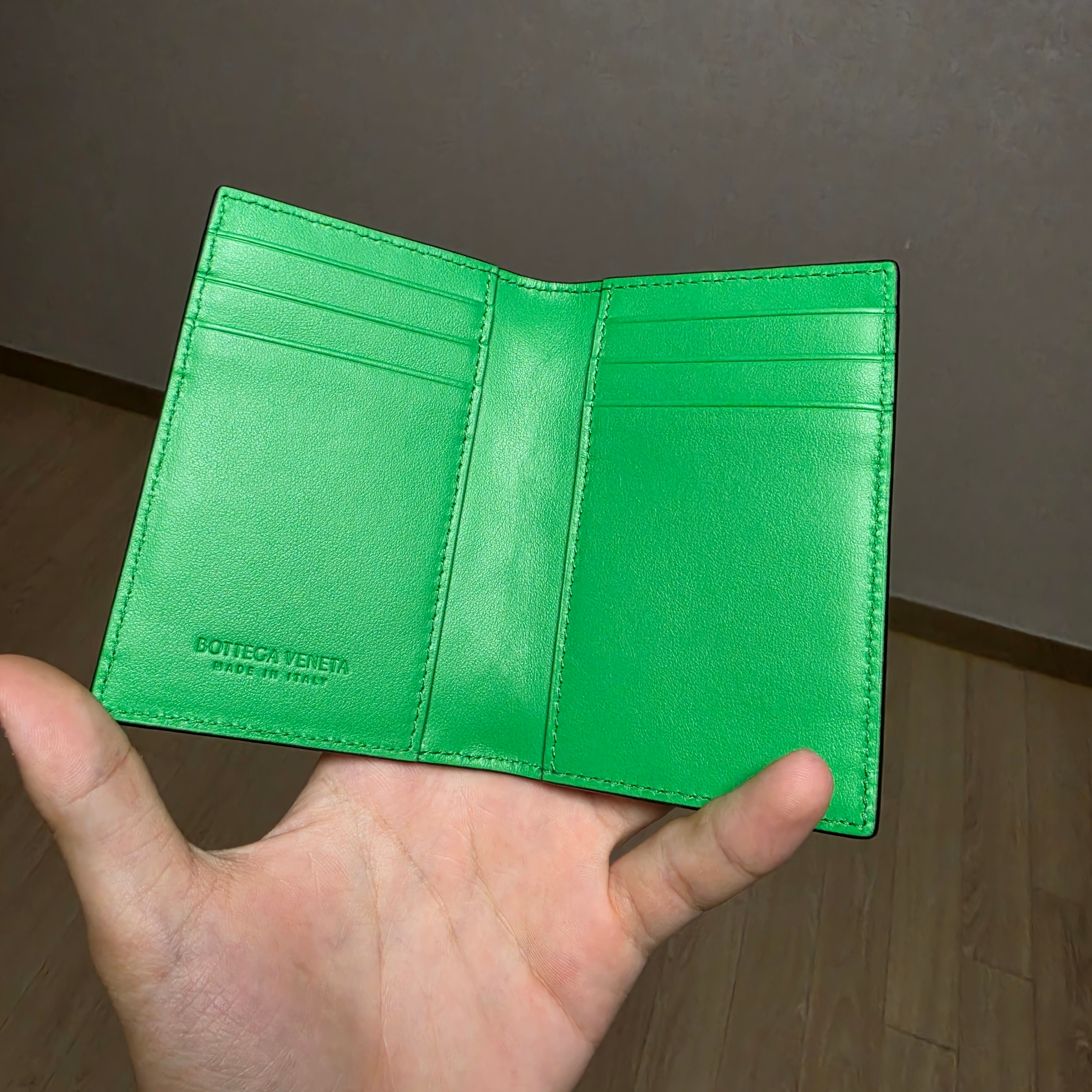 Bottega Veneta Intrecciato Flap Card Case Black Grass 착용 스타일 - 3