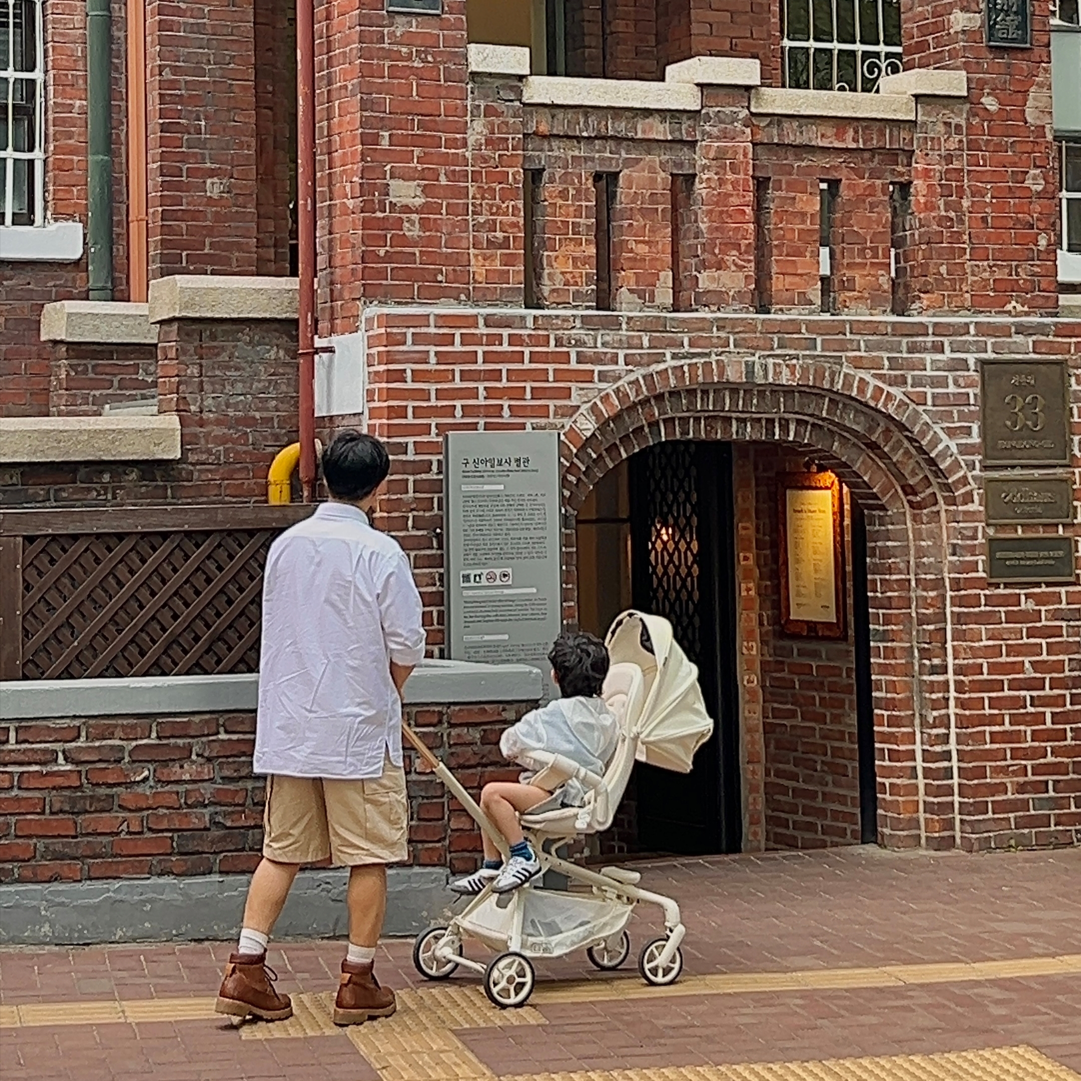 Uniqlo x JW Anderson Cargo Shorts Beige 착용 스타일