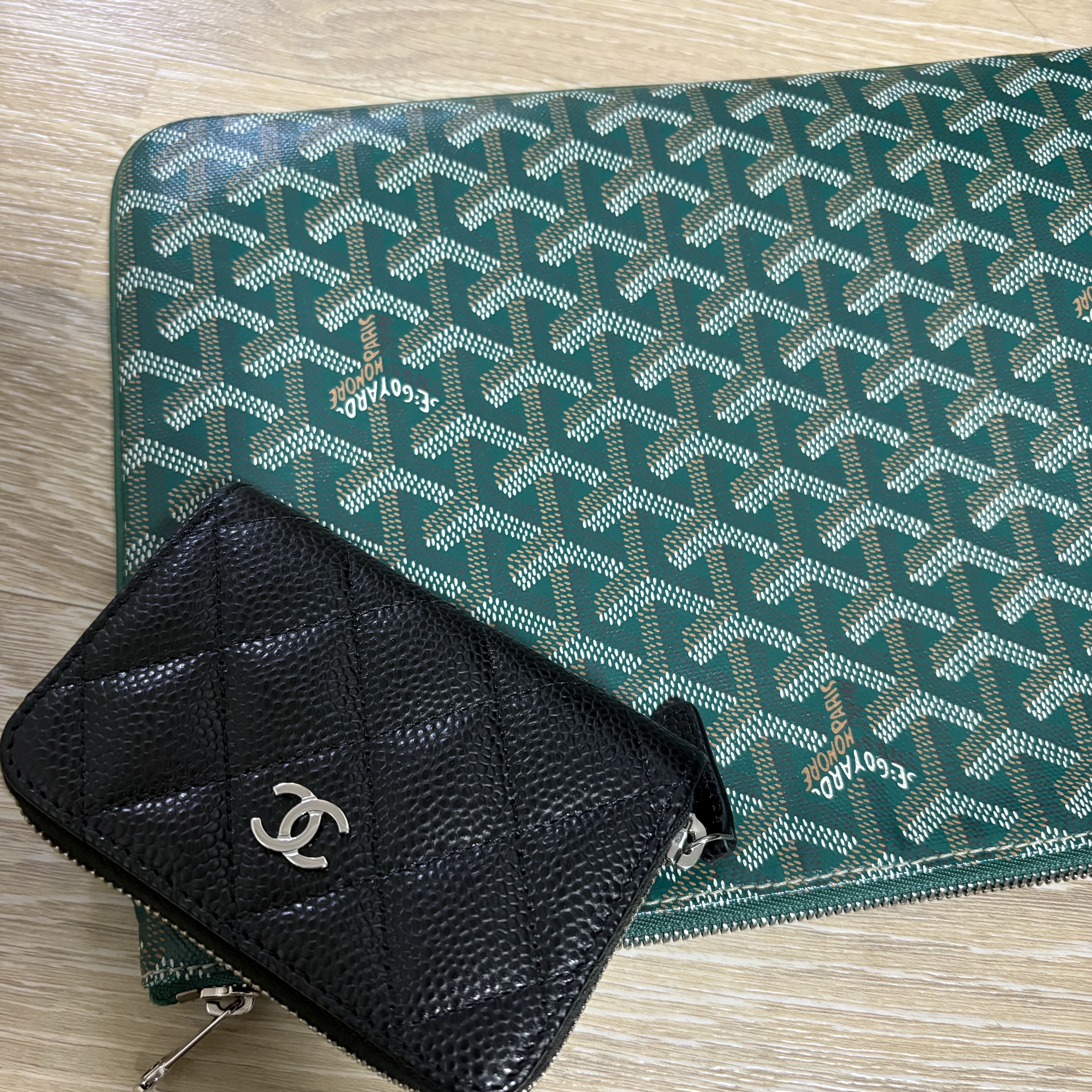 Chanel Classic Zipped Coin Purse Grained Calfskin & Silver Black 착용 스타일 - 2
