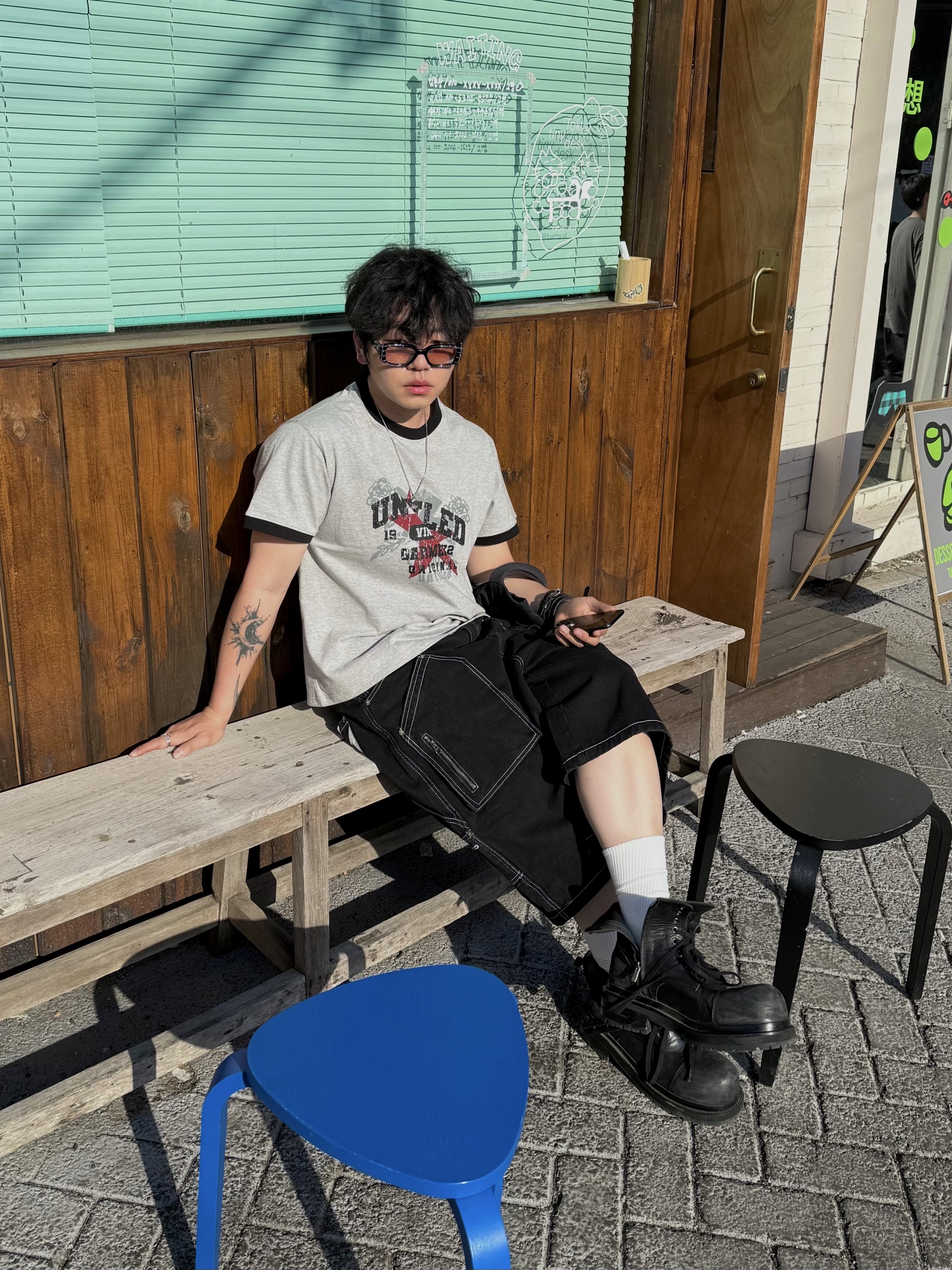 [KREAM 단독] Flavorism Carpenter Bermuda Denim Pants Black, Flavorism VTG Graphic Linger T-shirt Melange Black 착용 스타일 - 2