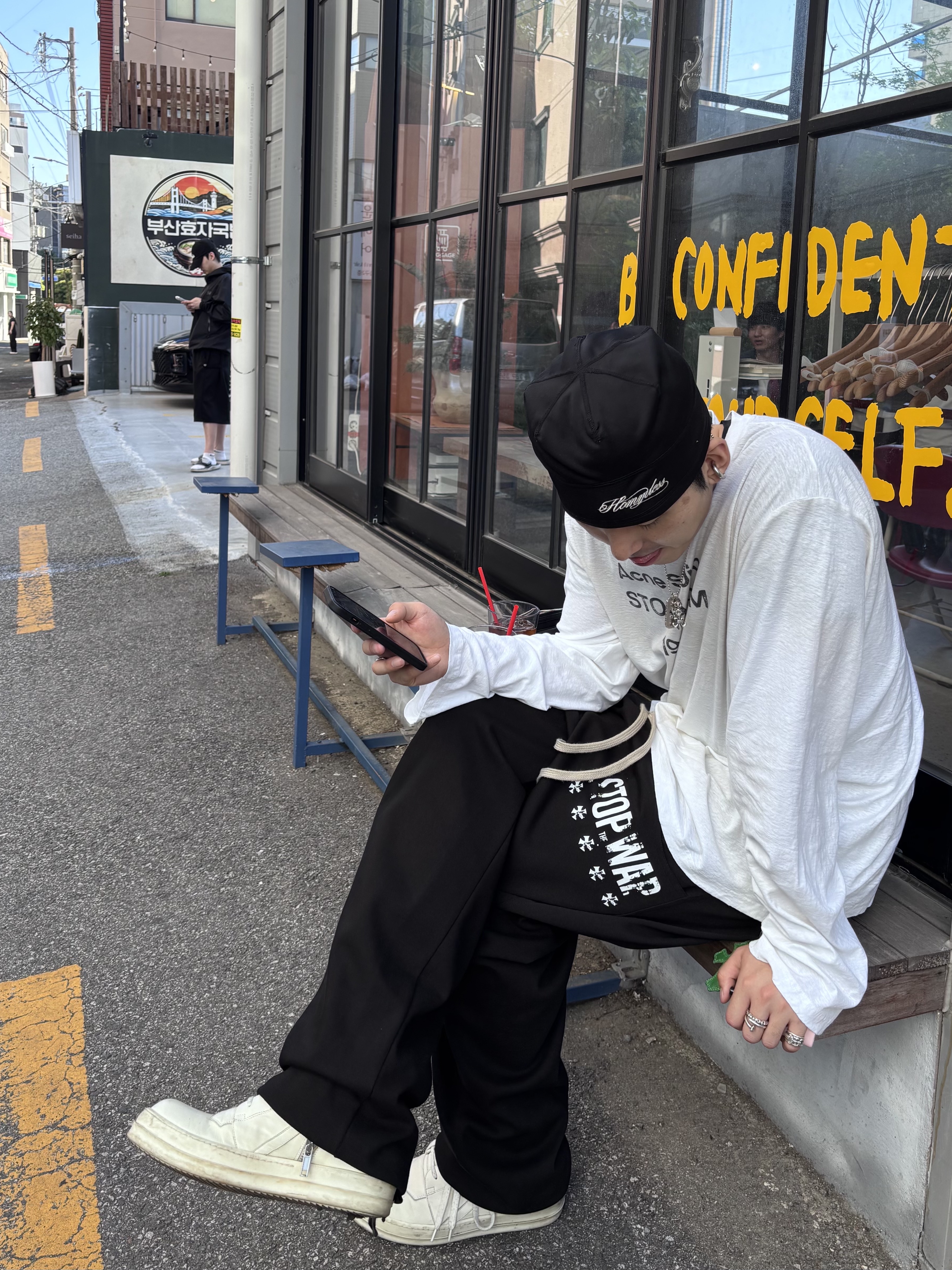 Acne Studios Logo Long Sleeve T-Shirt Dusty White, (W) Rick Owens Geobasket Sneakers Milk 착용 스타일 - 2